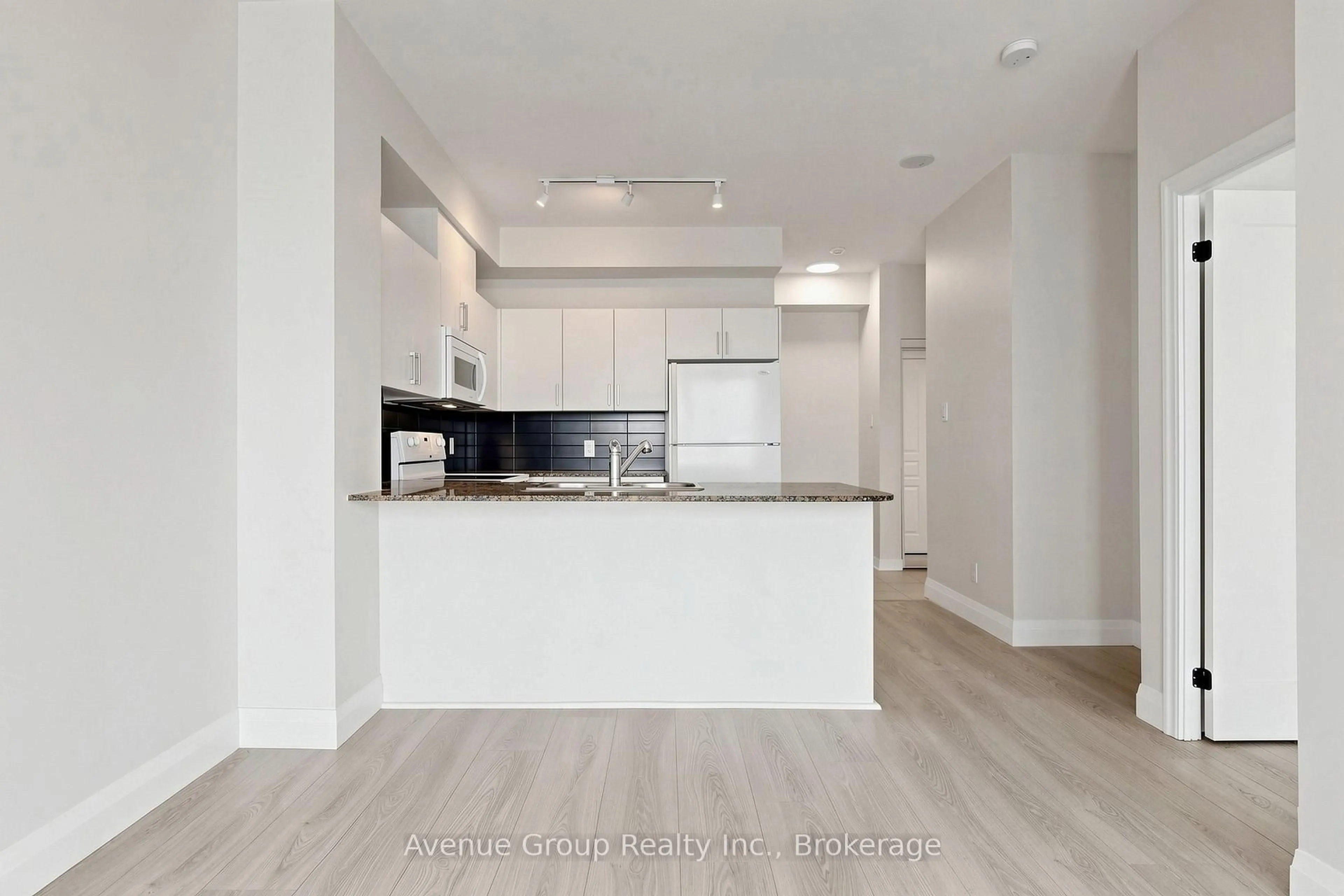 Open concept kitchen, wood/laminate floor for 3515 Kariya Dr #2801, Mississauga Ontario L5B 0C1