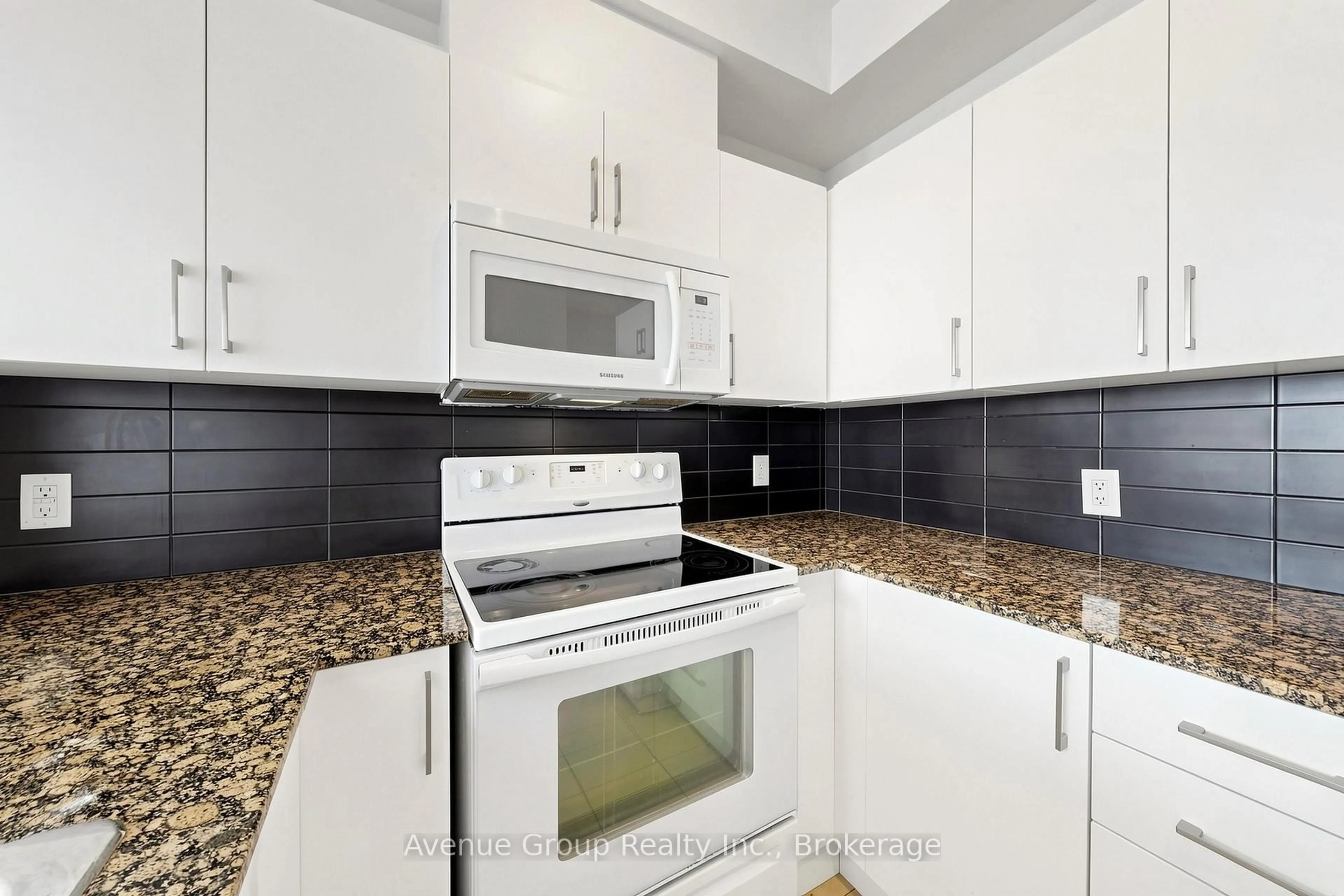 Standard kitchen, ceramic/tile floor for 3515 Kariya Dr #2801, Mississauga Ontario L5B 0C1
