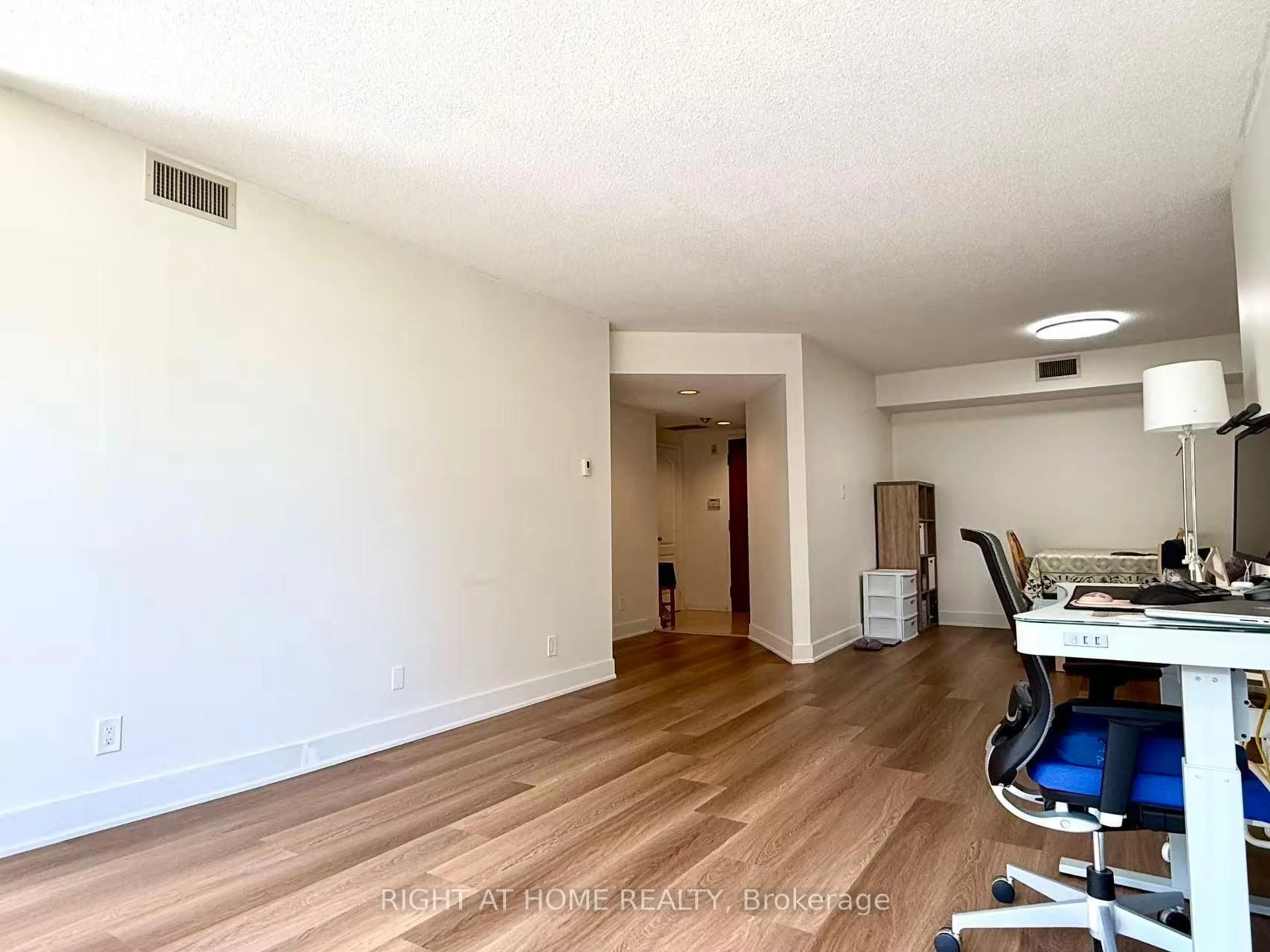 A pic of a room for 1901 Pilgrims Way #301, Oakville Ontario L6M 2W9