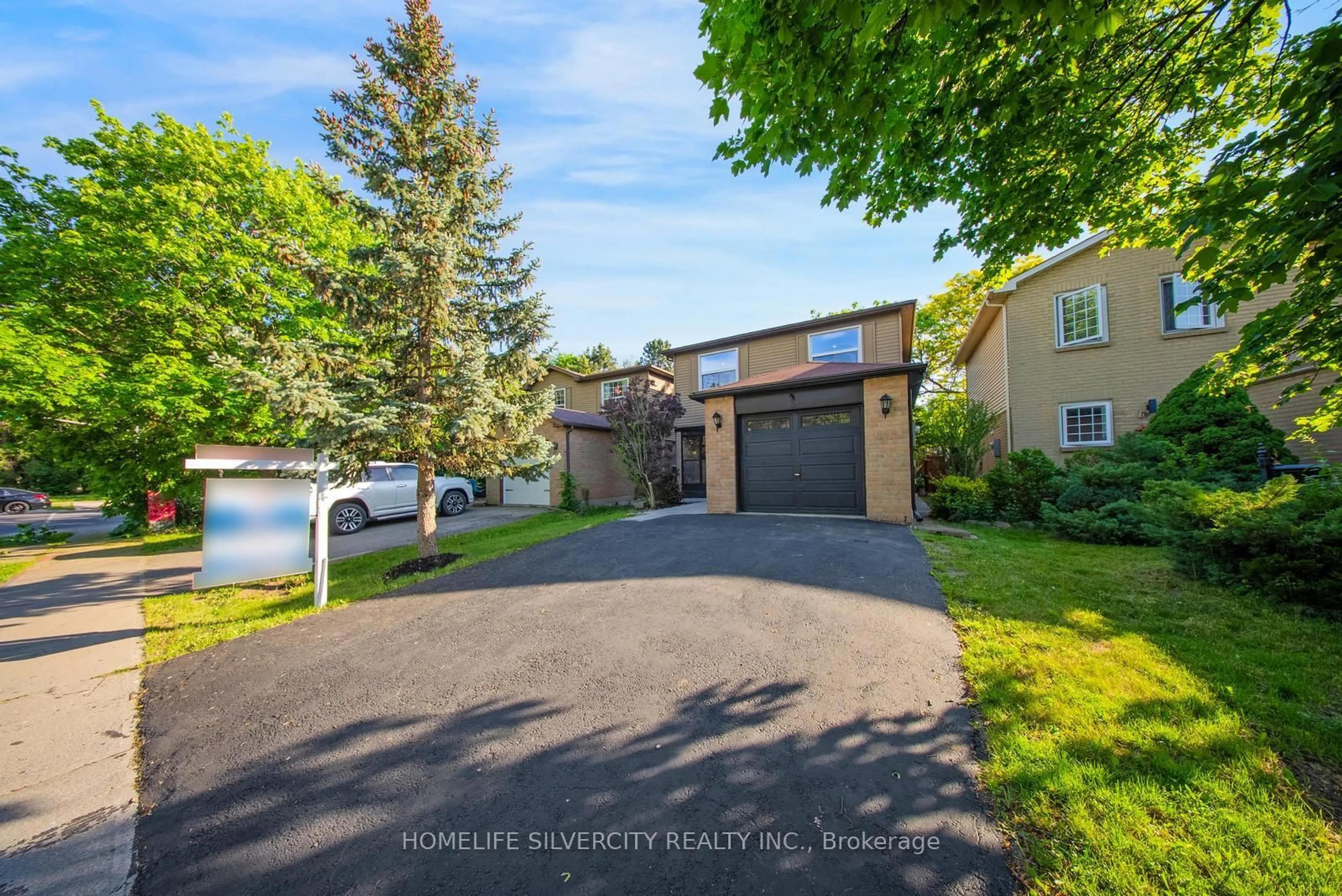 A pic from outside/outdoor area/front of a property/back of a property/a pic from drone, street for 3 Folkstone Cres, Brampton Ontario L6T 3M4