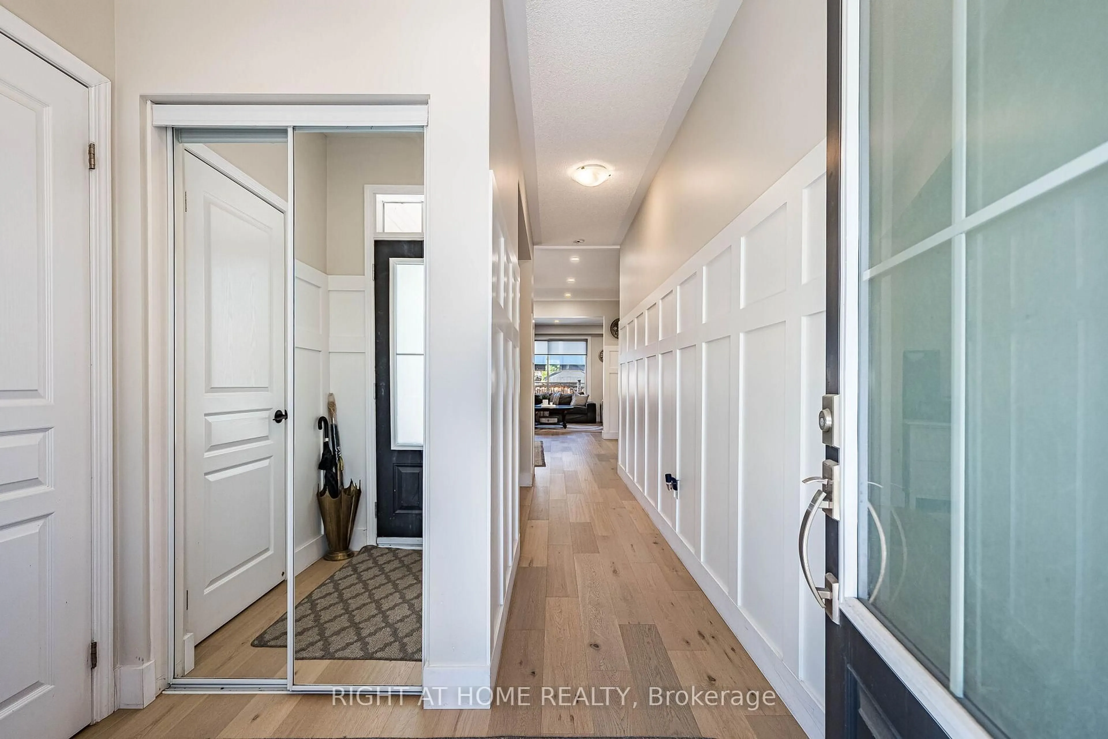 Indoor entryway for 985 Seivert Pl, Milton Ontario L9T 7T3