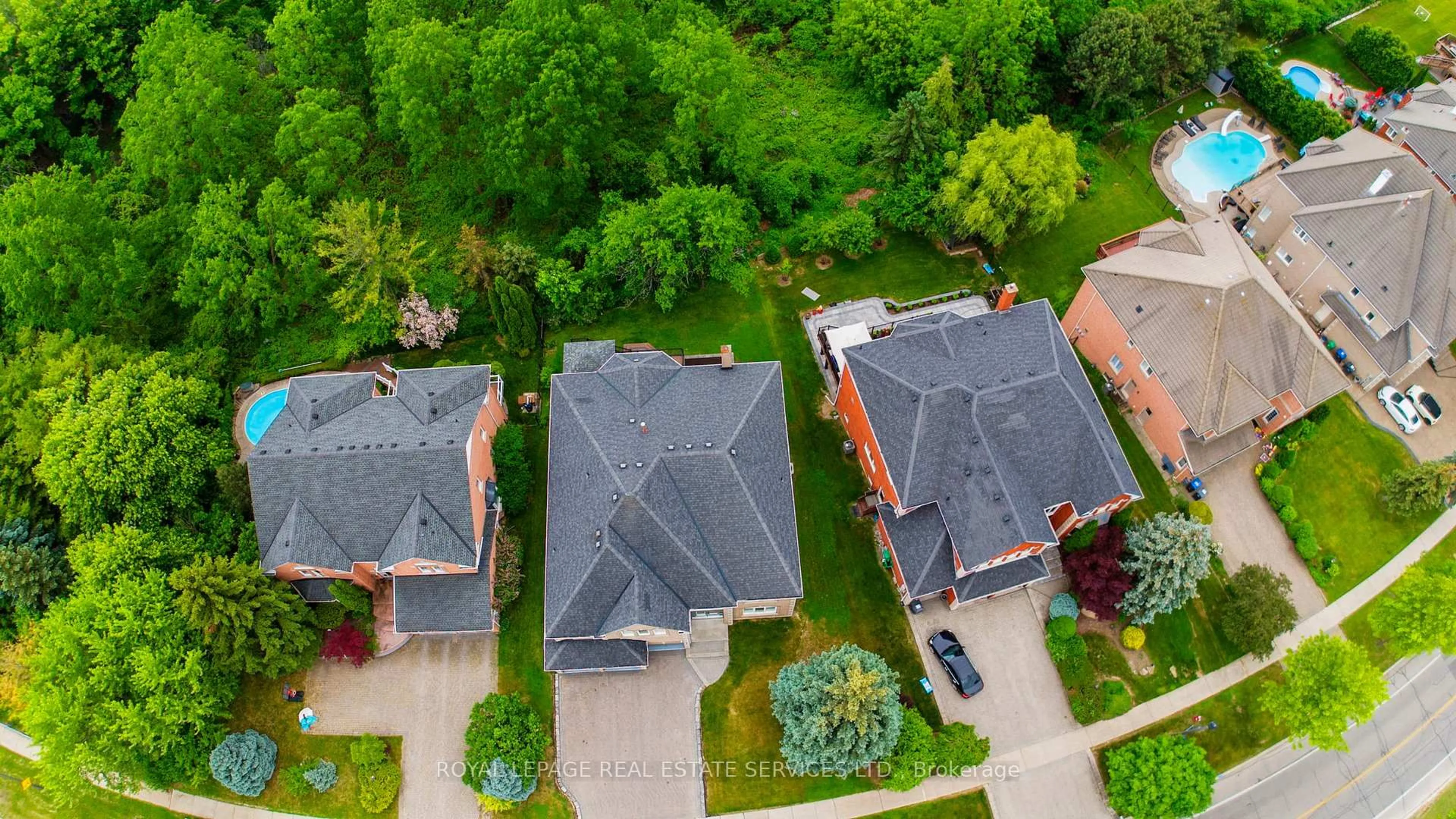 A pic from outside/outdoor area/front of a property/back of a property/a pic from drone, street for 2166 Erin Centre Blvd, Mississauga Ontario L5M 5H8