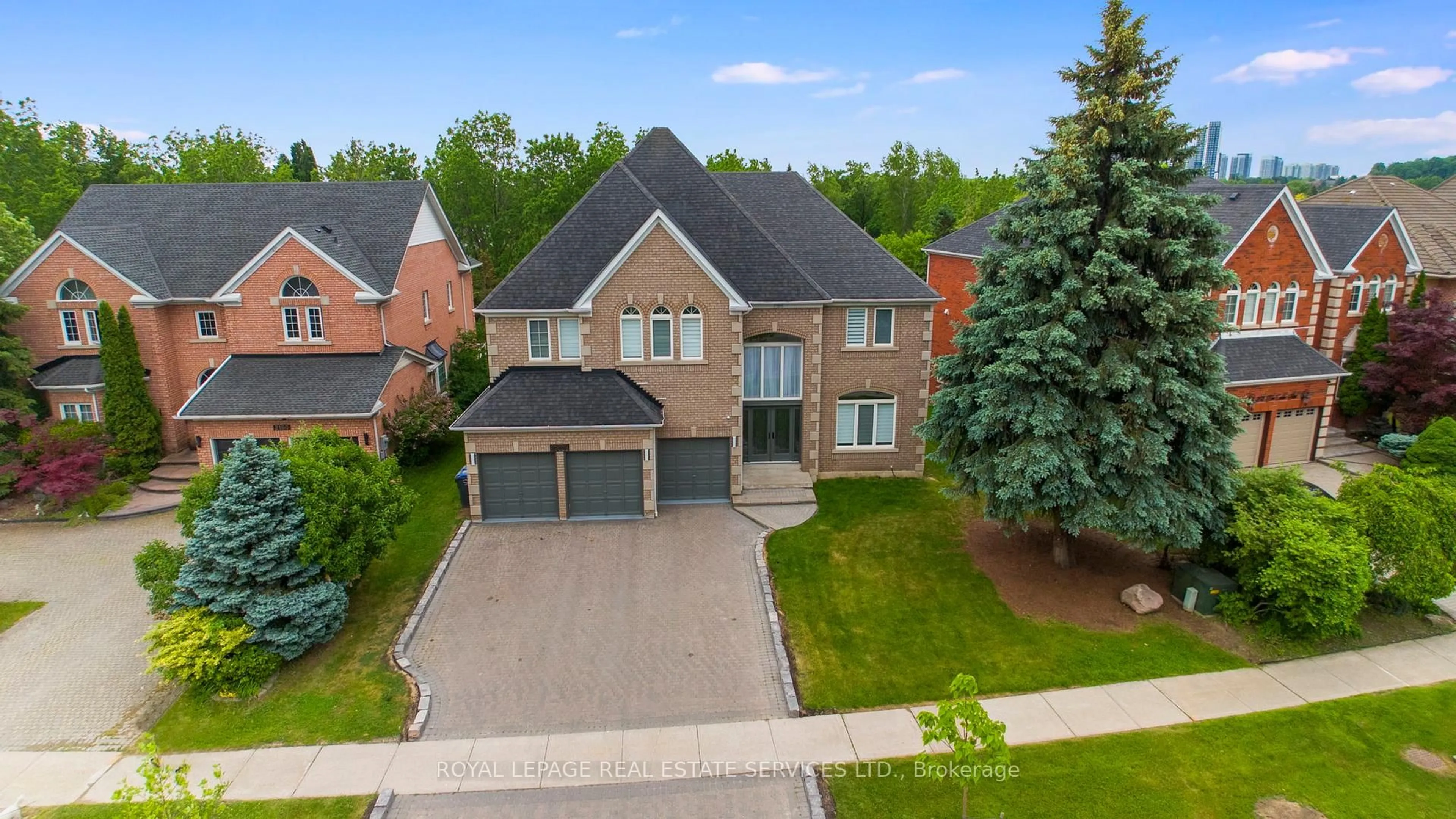 A pic from outside/outdoor area/front of a property/back of a property/a pic from drone, street for 2166 Erin Centre Blvd, Mississauga Ontario L5M 5H8