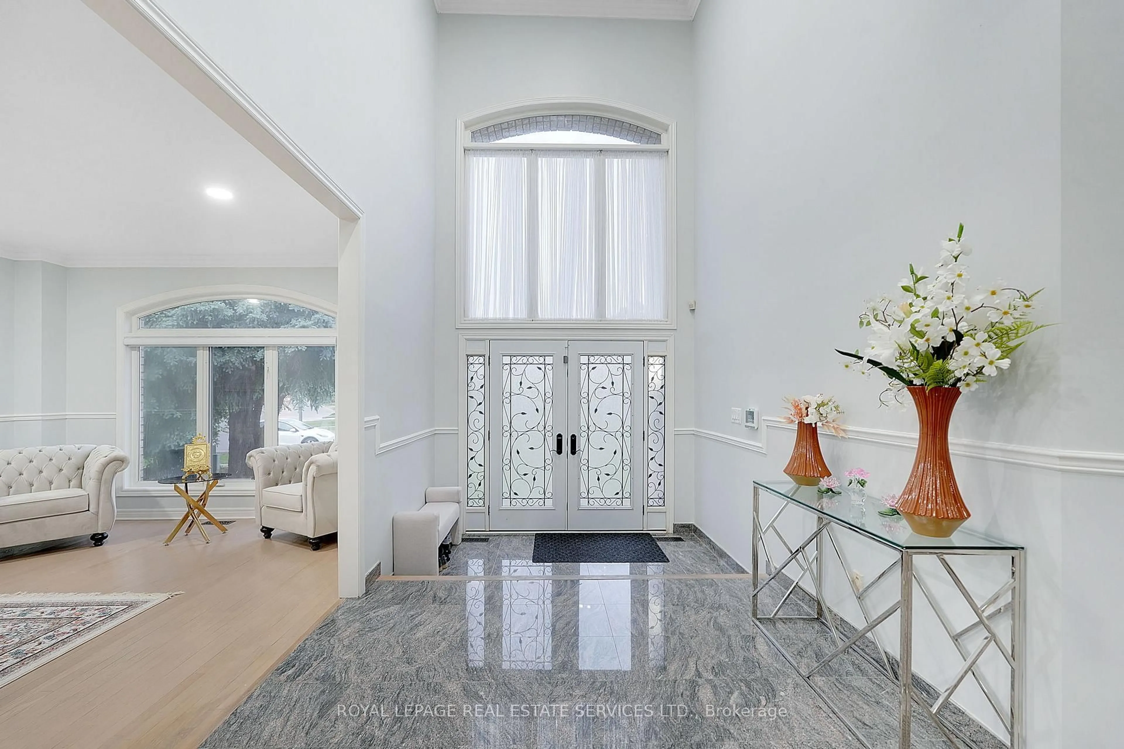 Indoor foyer for 2166 Erin Centre Blvd, Mississauga Ontario L5M 5H8
