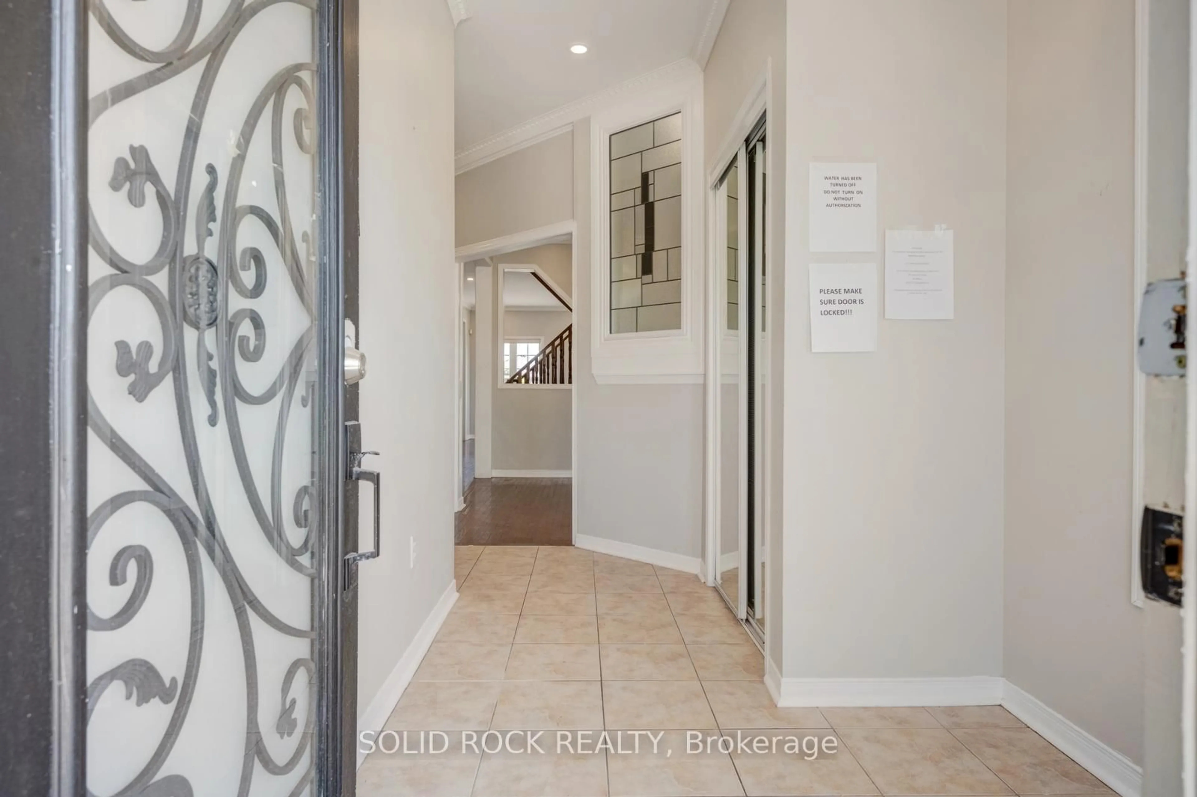 Indoor entryway for 15 Roundstone Dr, Brampton Ontario L6X 0K7