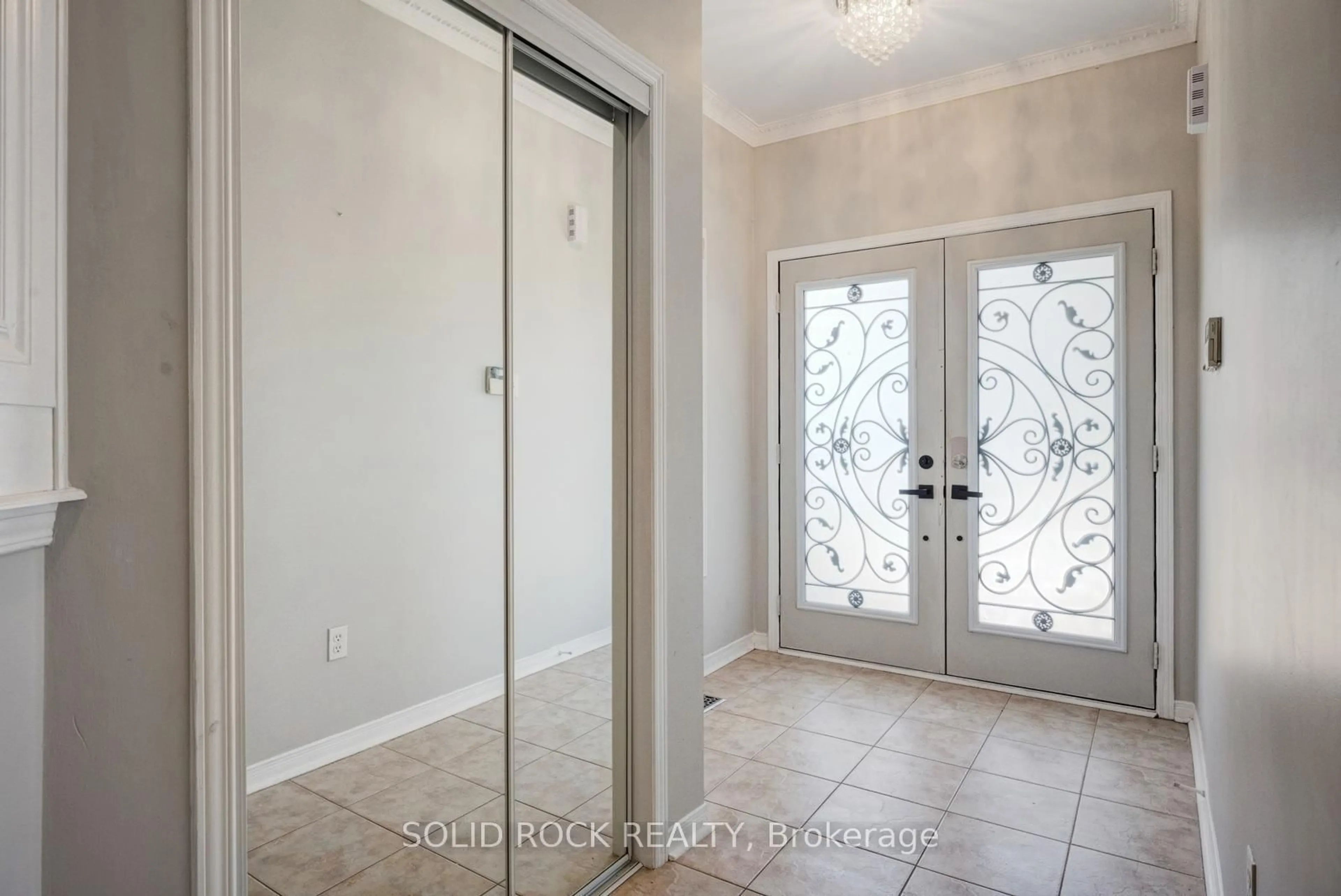 Indoor entryway for 15 Roundstone Dr, Brampton Ontario L6X 0K7