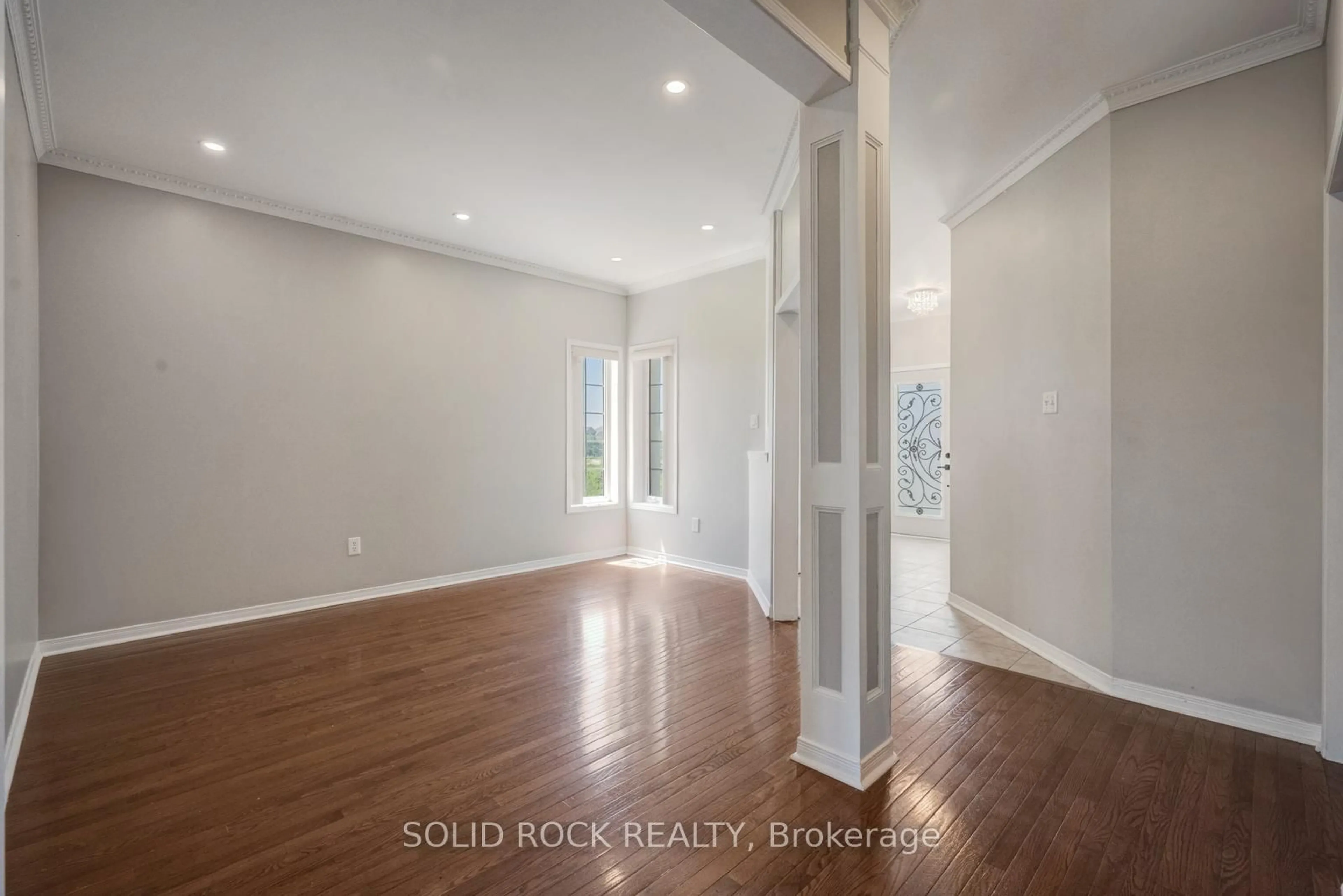 Indoor entryway for 15 Roundstone Dr, Brampton Ontario L6X 0K7