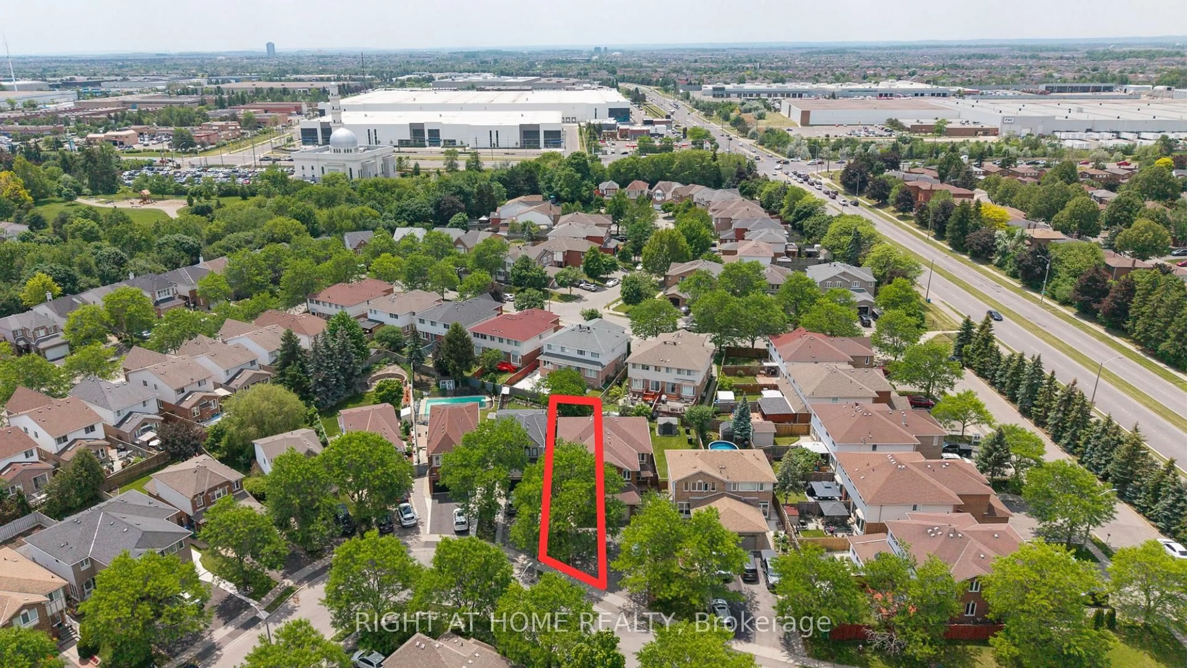 A pic from outside/outdoor area/front of a property/back of a property/a pic from drone, city buildings view from balcony for 93 Townley Cres, Brampton Ontario L6Z 4T1