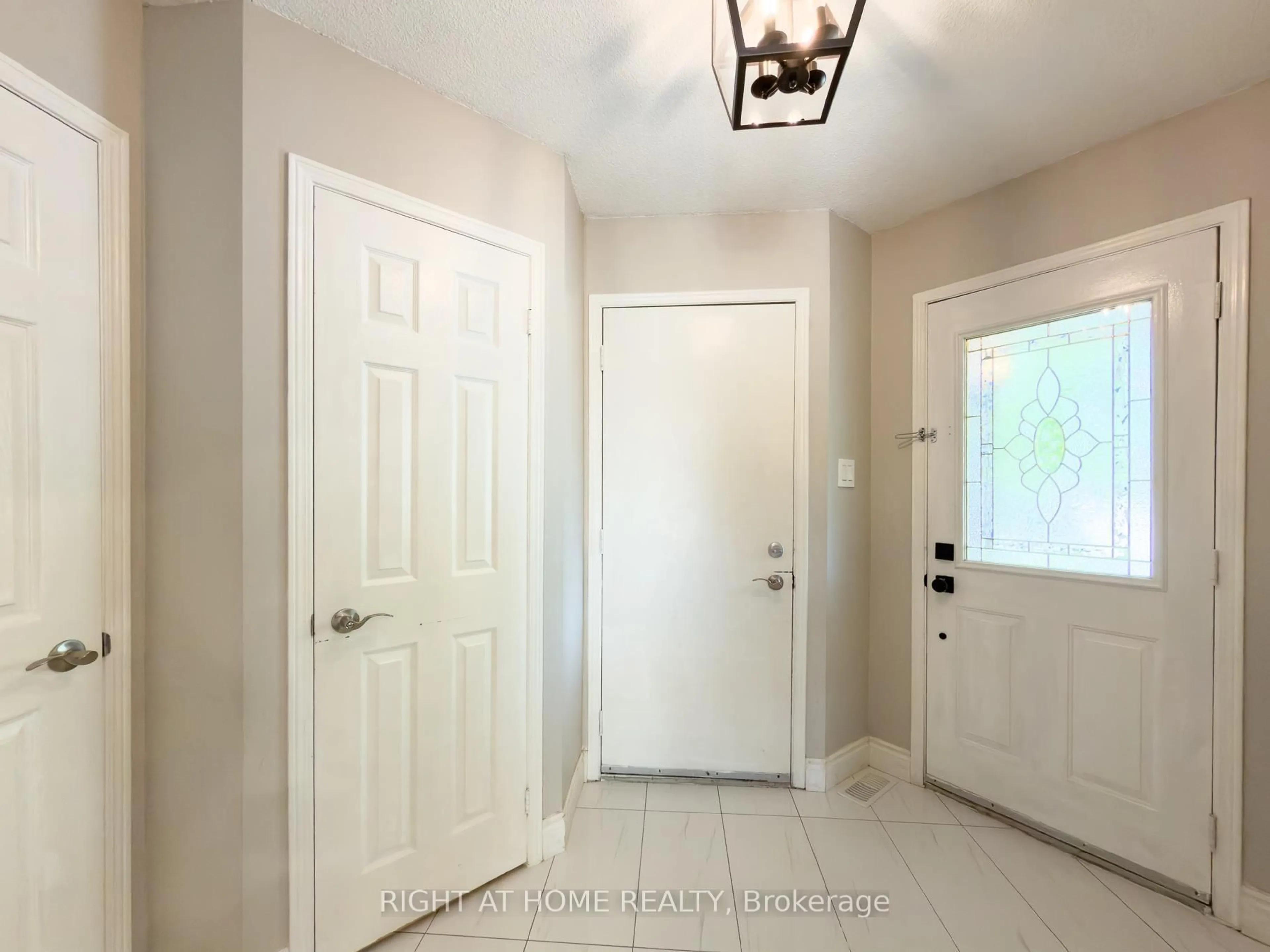 Indoor entryway for 93 Townley Cres, Brampton Ontario L6Z 4T1