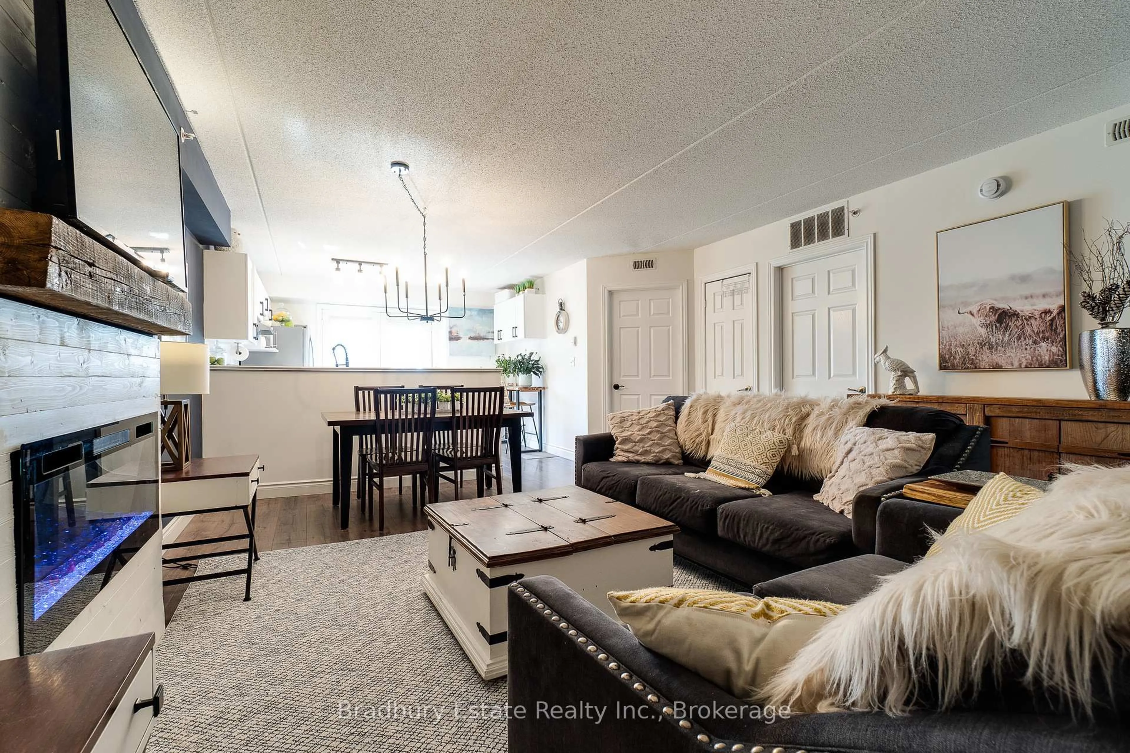 Living room with furniture, unknown for 2045 Appleby Line #305, Burlington Ontario L7L 7G9