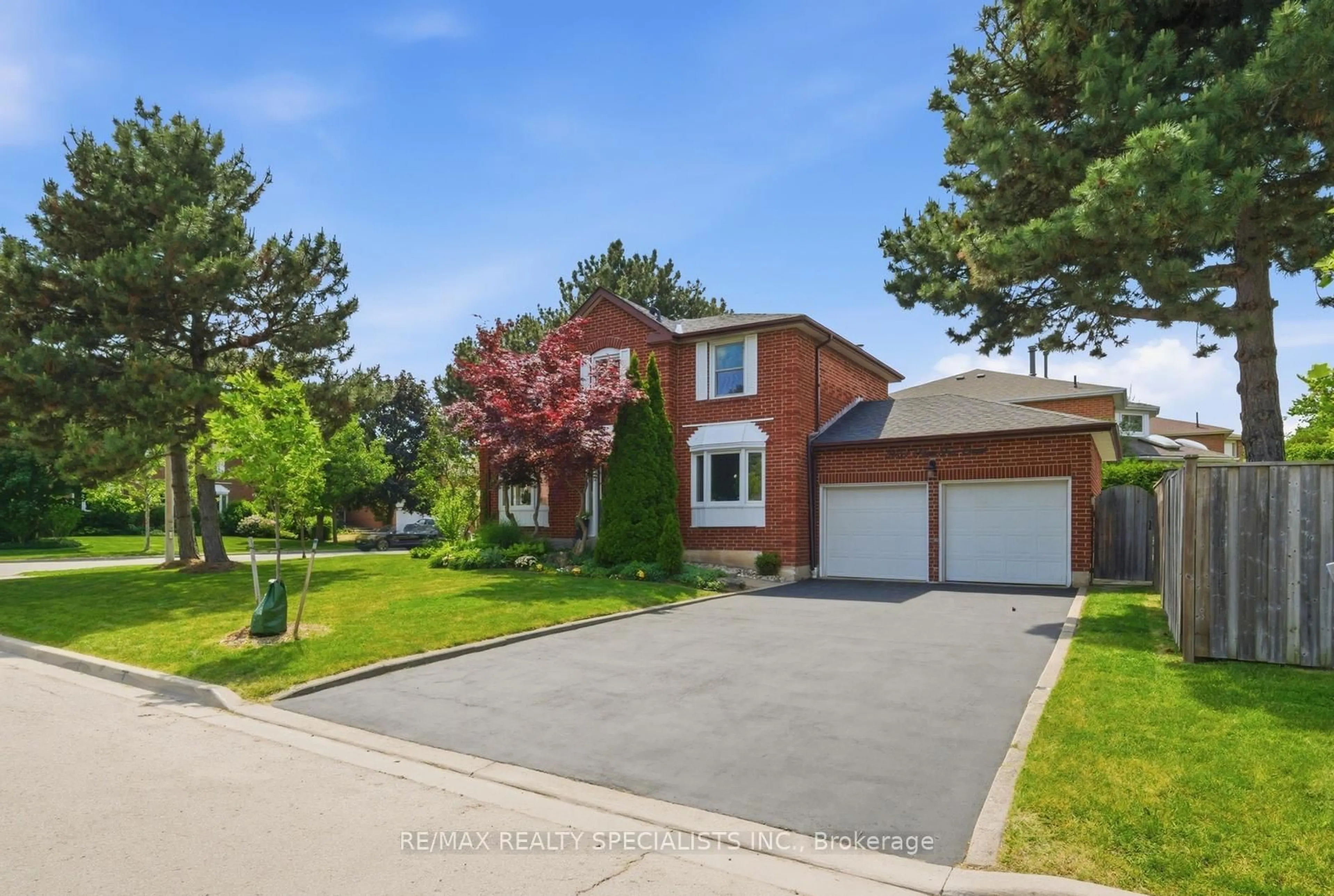 A pic from outside/outdoor area/front of a property/back of a property/a pic from drone, street for 3051 Plum Tree Crt, Mississauga Ontario L5N 4X6
