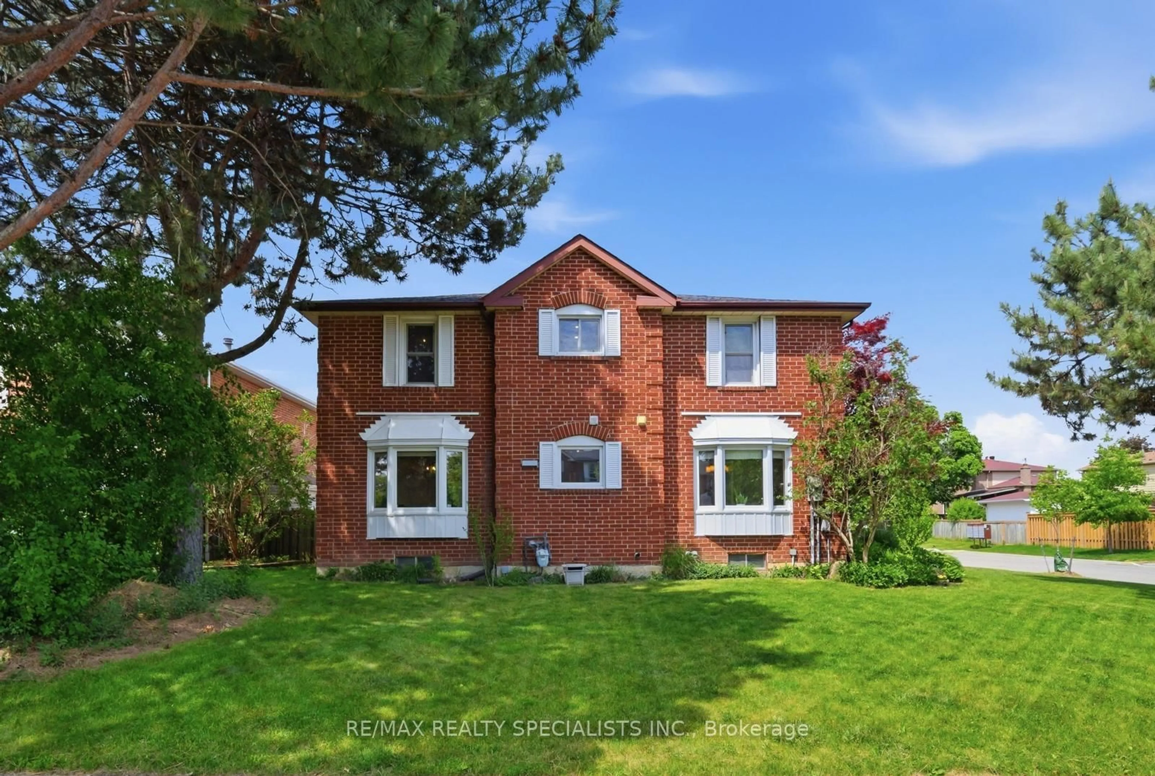 A pic from outside/outdoor area/front of a property/back of a property/a pic from drone, street for 3051 Plum Tree Crt, Mississauga Ontario L5N 4X6