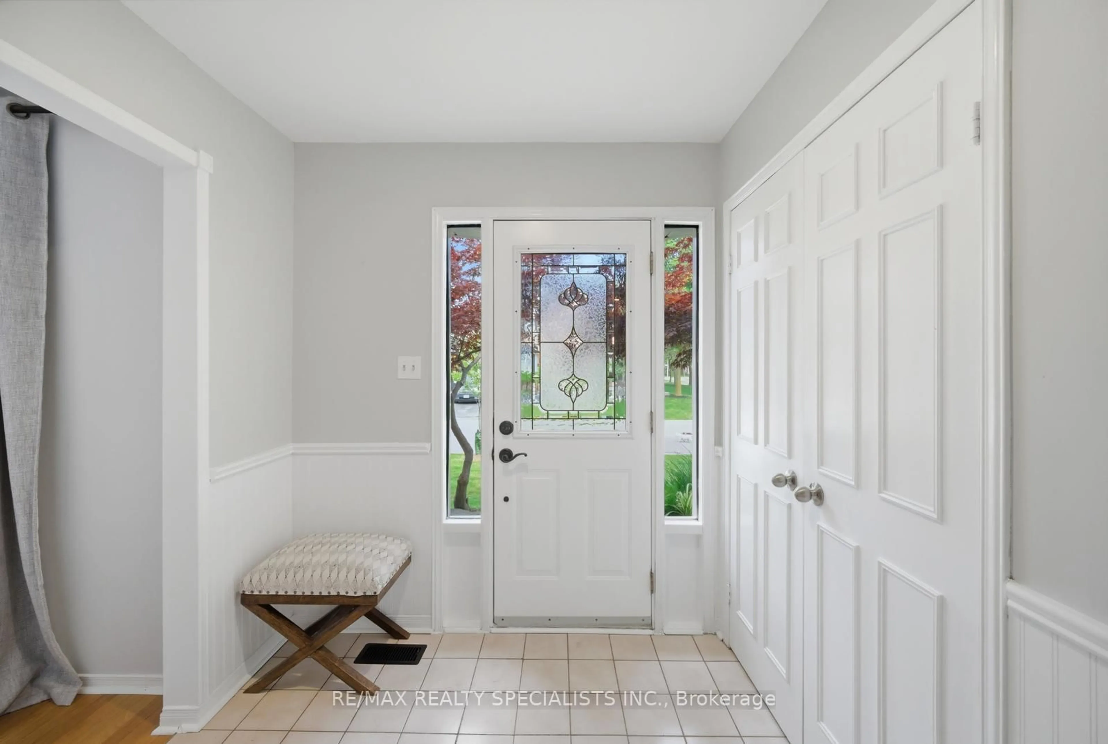 Indoor entryway for 3051 Plum Tree Crt, Mississauga Ontario L5N 4X6