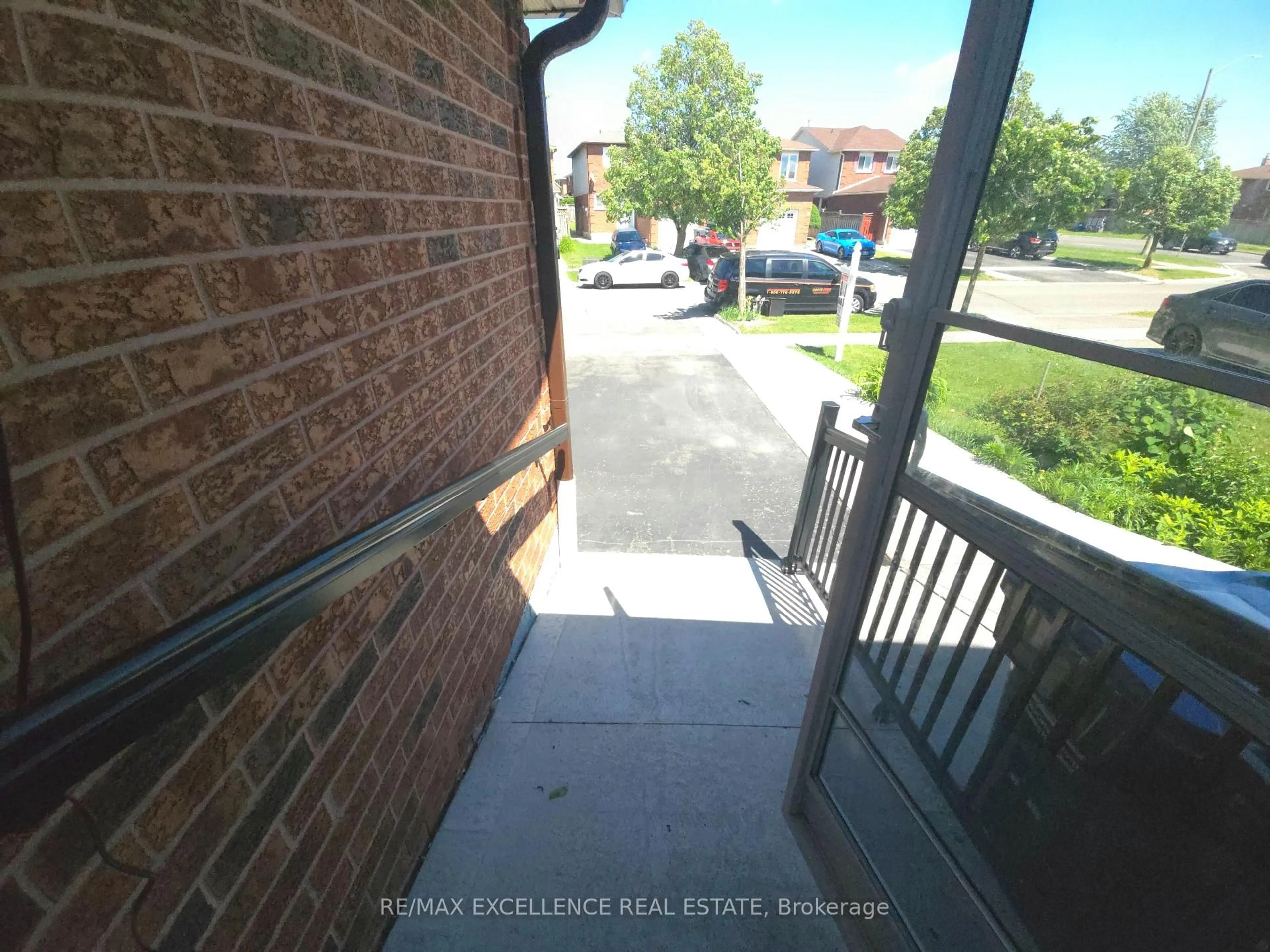 A pic from outside/outdoor area/front of a property/back of a property/a pic from drone, street for 6 Stalbridge Ave, Brampton Ontario L6Y 4H1