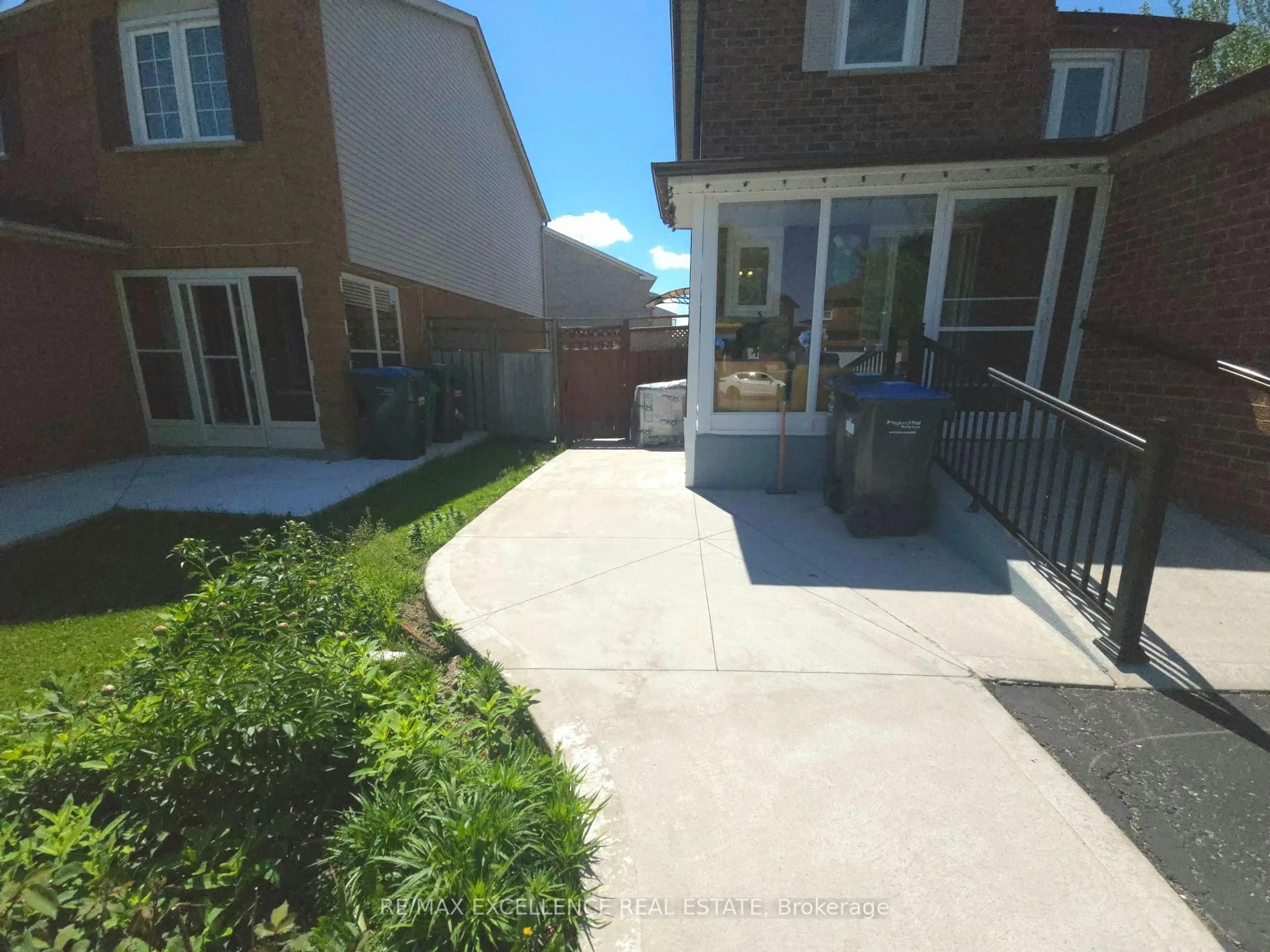 A pic from outside/outdoor area/front of a property/back of a property/a pic from drone, street for 6 Stalbridge Ave, Brampton Ontario L6Y 4H1