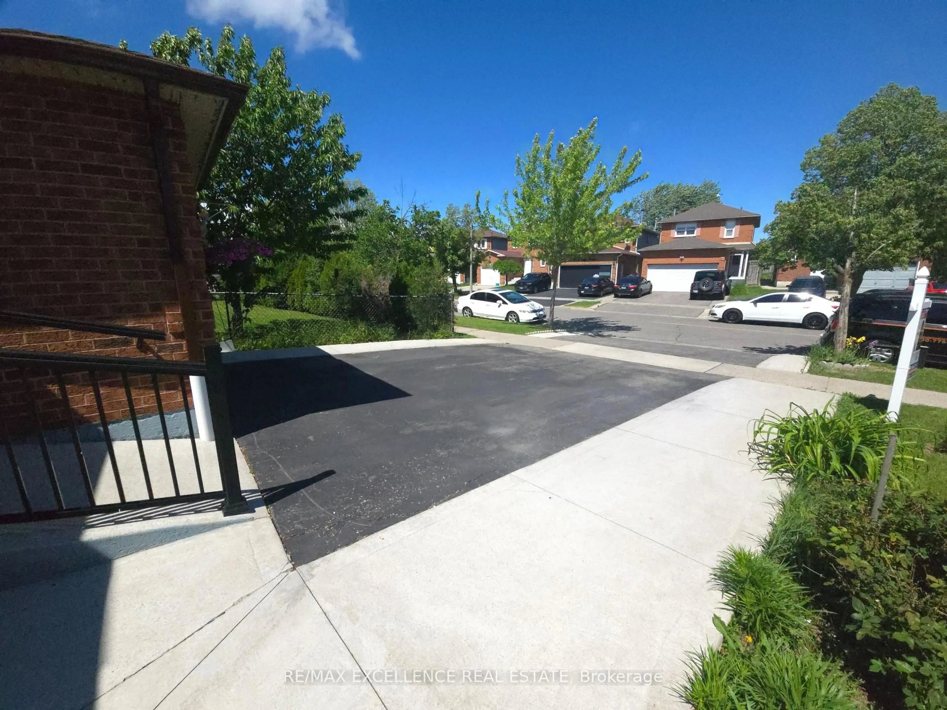 A pic from outside/outdoor area/front of a property/back of a property/a pic from drone, street for 6 Stalbridge Ave, Brampton Ontario L6Y 4H1