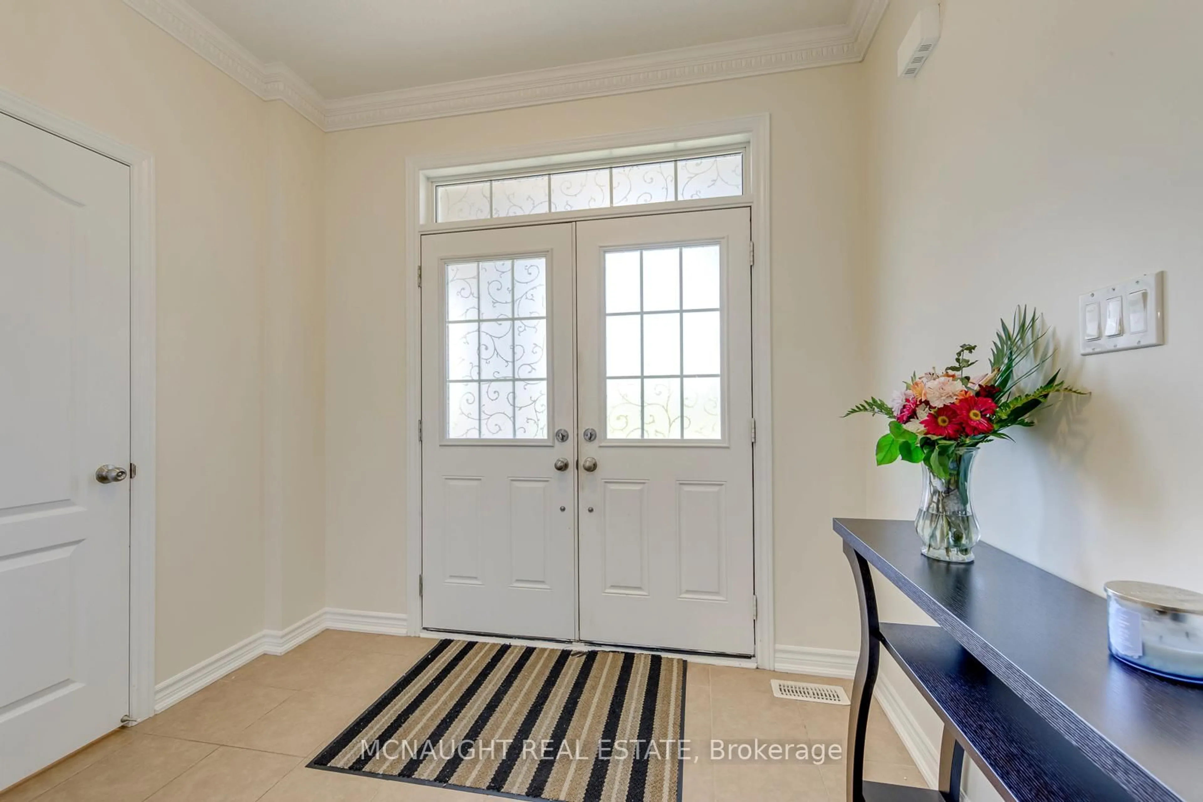 Indoor entryway for 200 Bellchase Tr, Brampton Ontario L6P 3S1