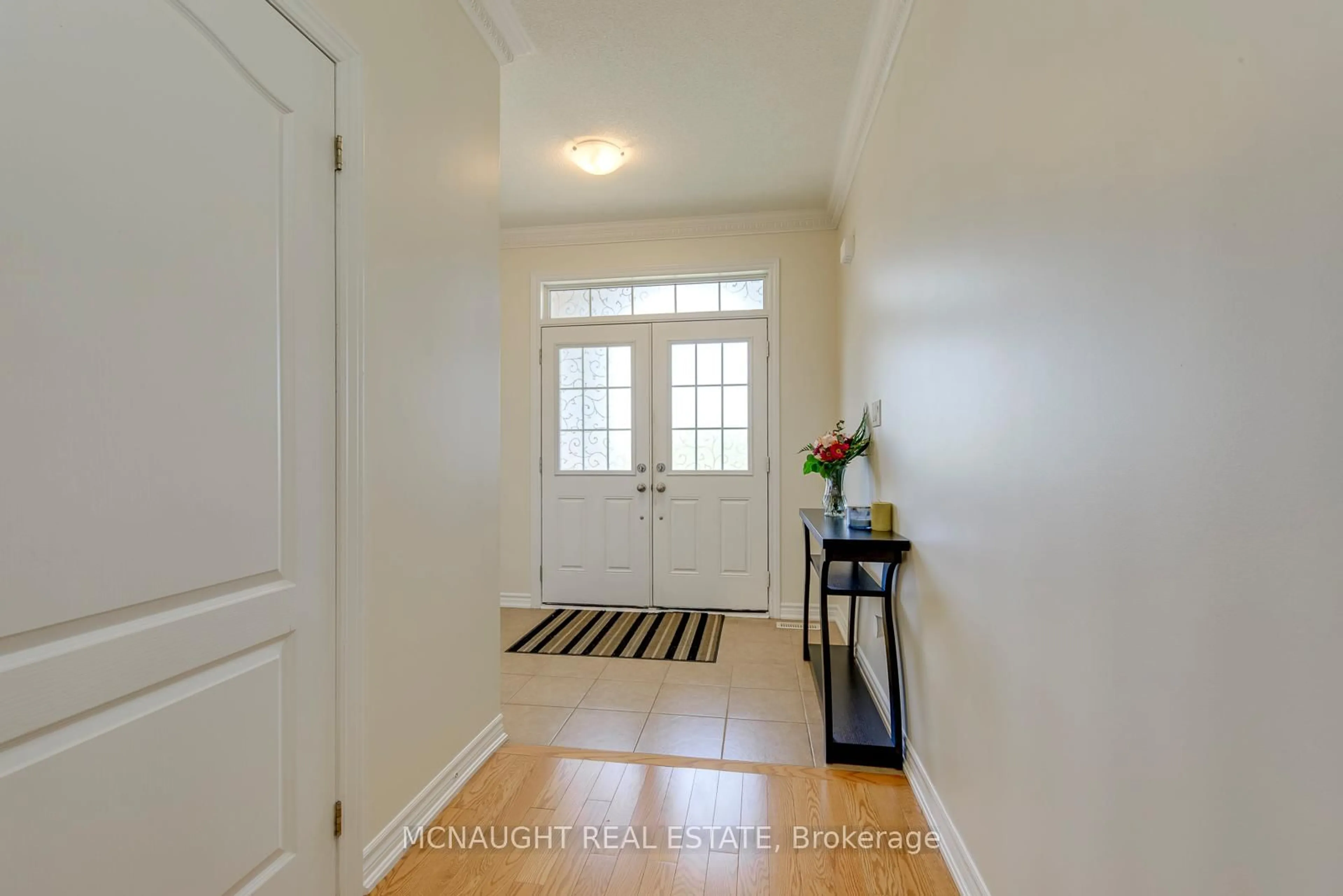 Indoor entryway for 200 Bellchase Tr, Brampton Ontario L6P 3S1