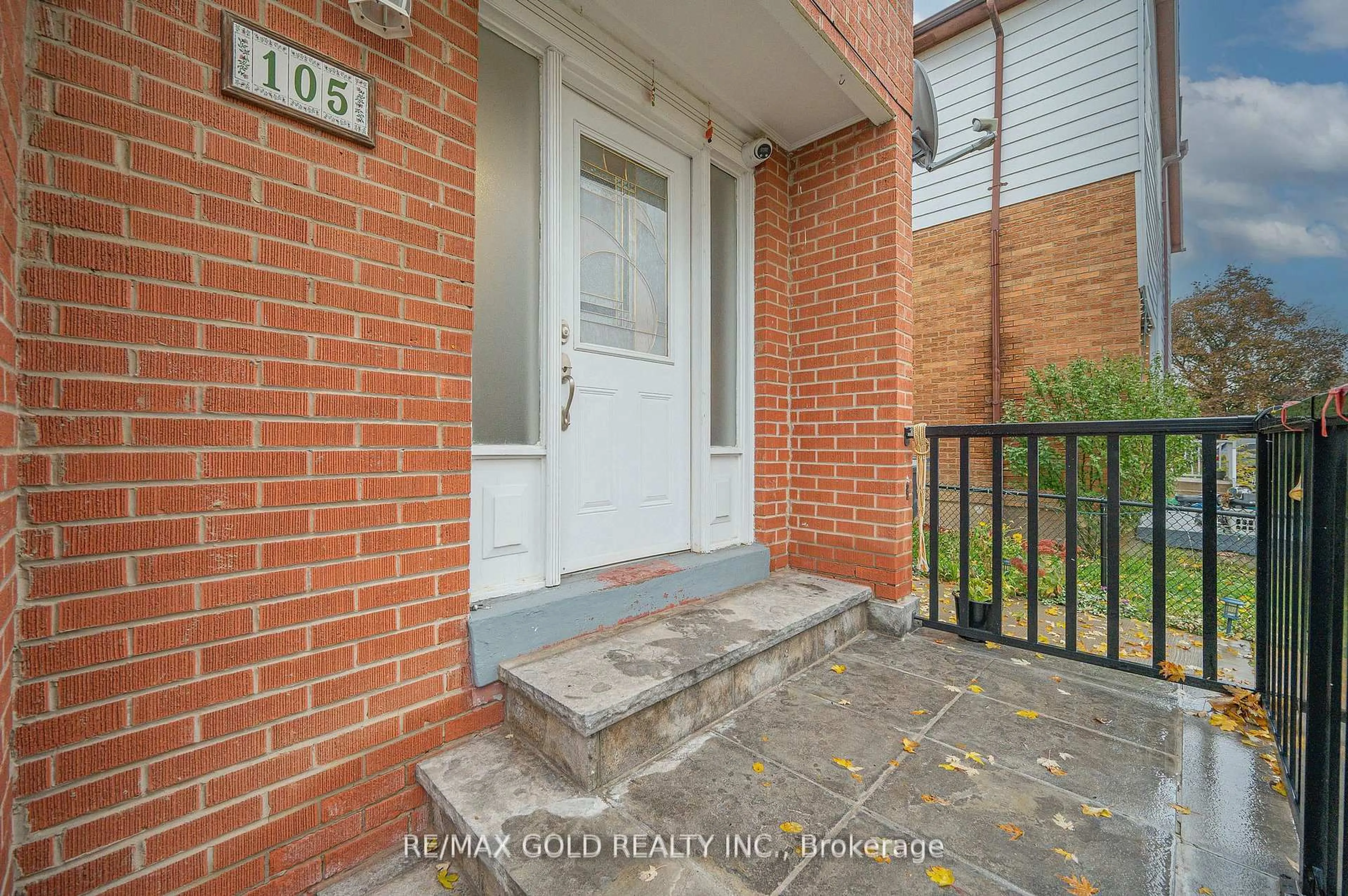 Indoor entryway for 105 Skegby Rd, Brampton Ontario L6V 2T8