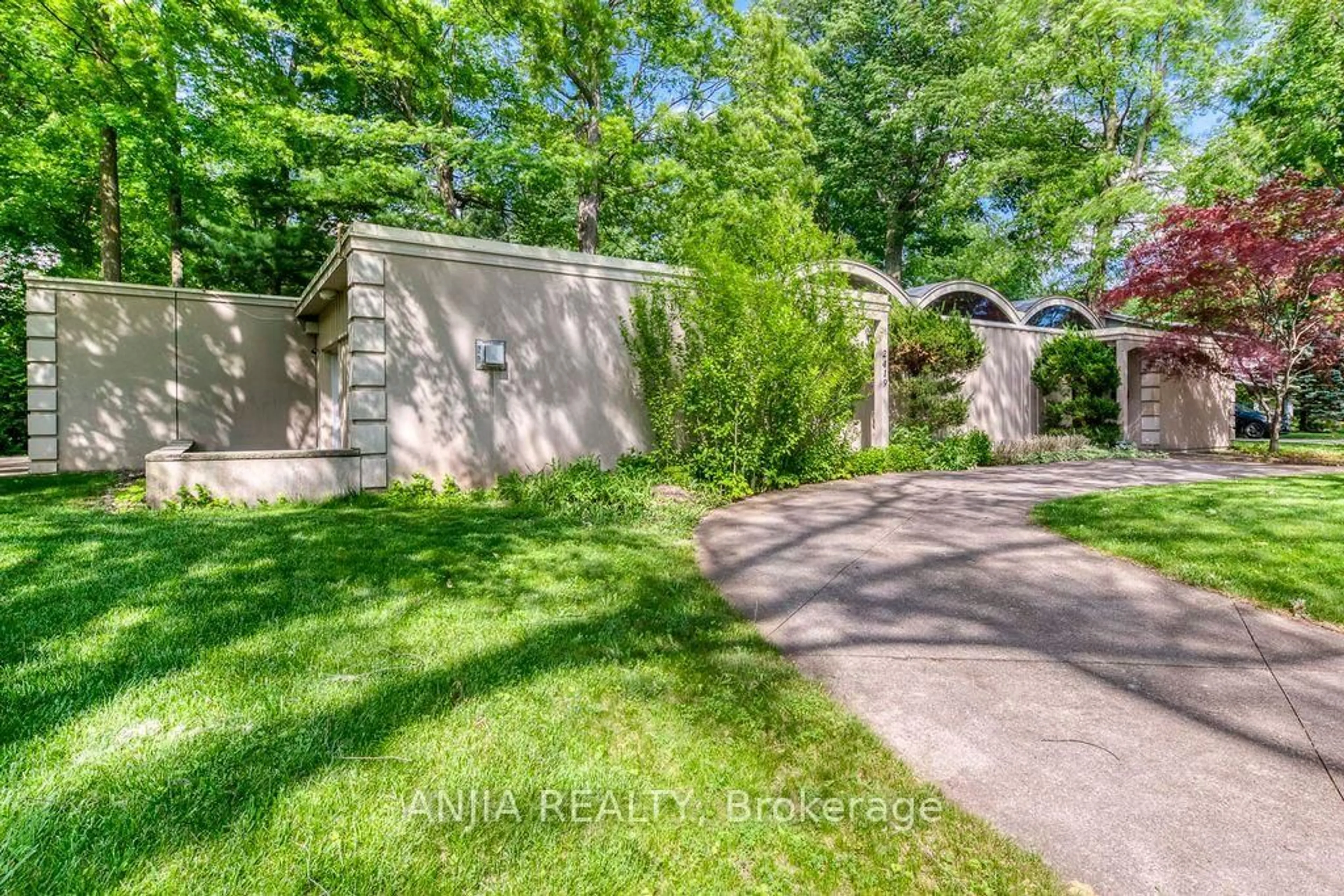 Unknown for 2419 Lionheart Cres, Mississauga Ontario L5K 1S4