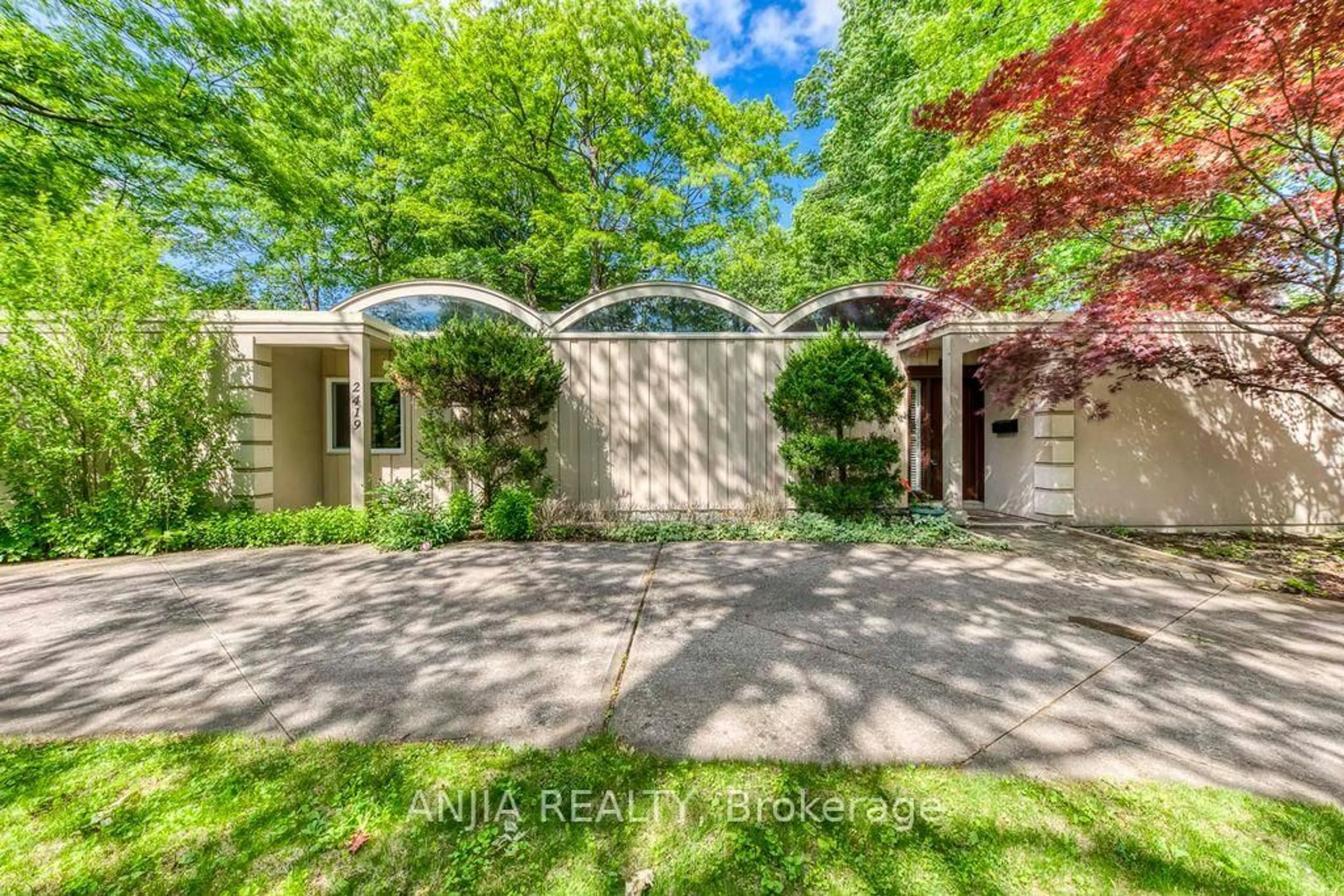 Indoor entryway for 2419 Lionheart Cres, Mississauga Ontario L5K 1S4