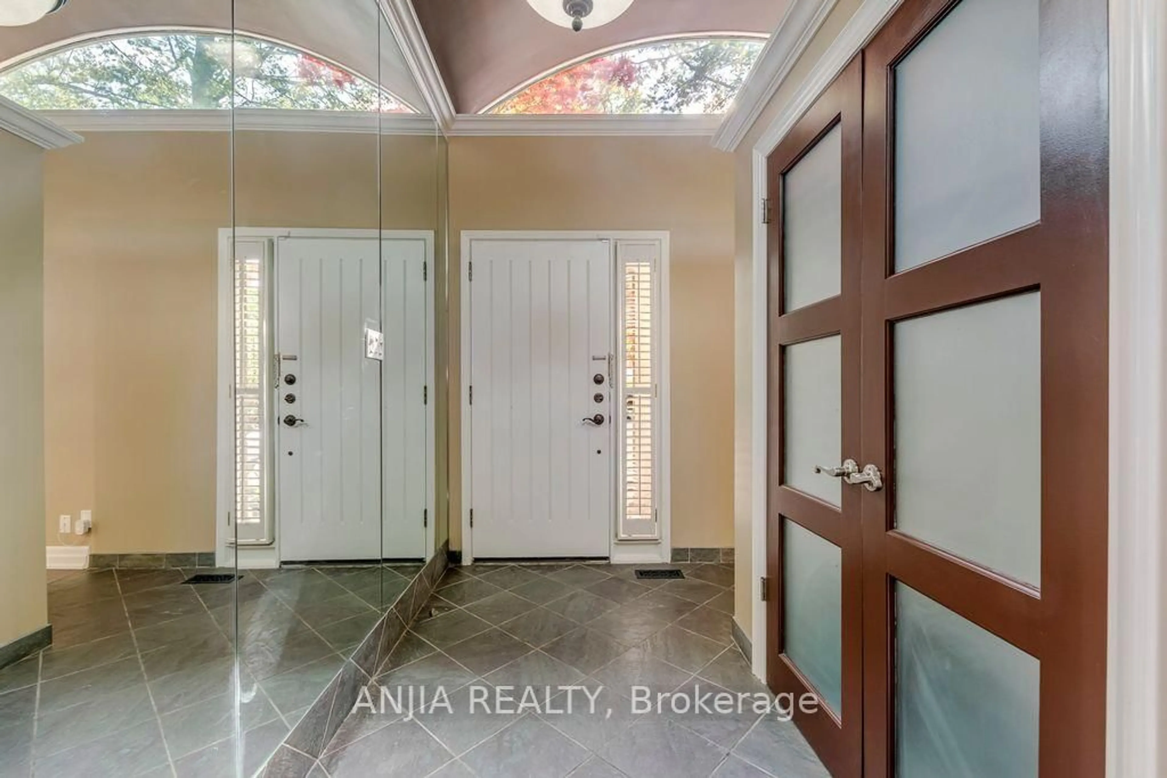 Indoor entryway for 2419 Lionheart Cres, Mississauga Ontario L5K 1S4