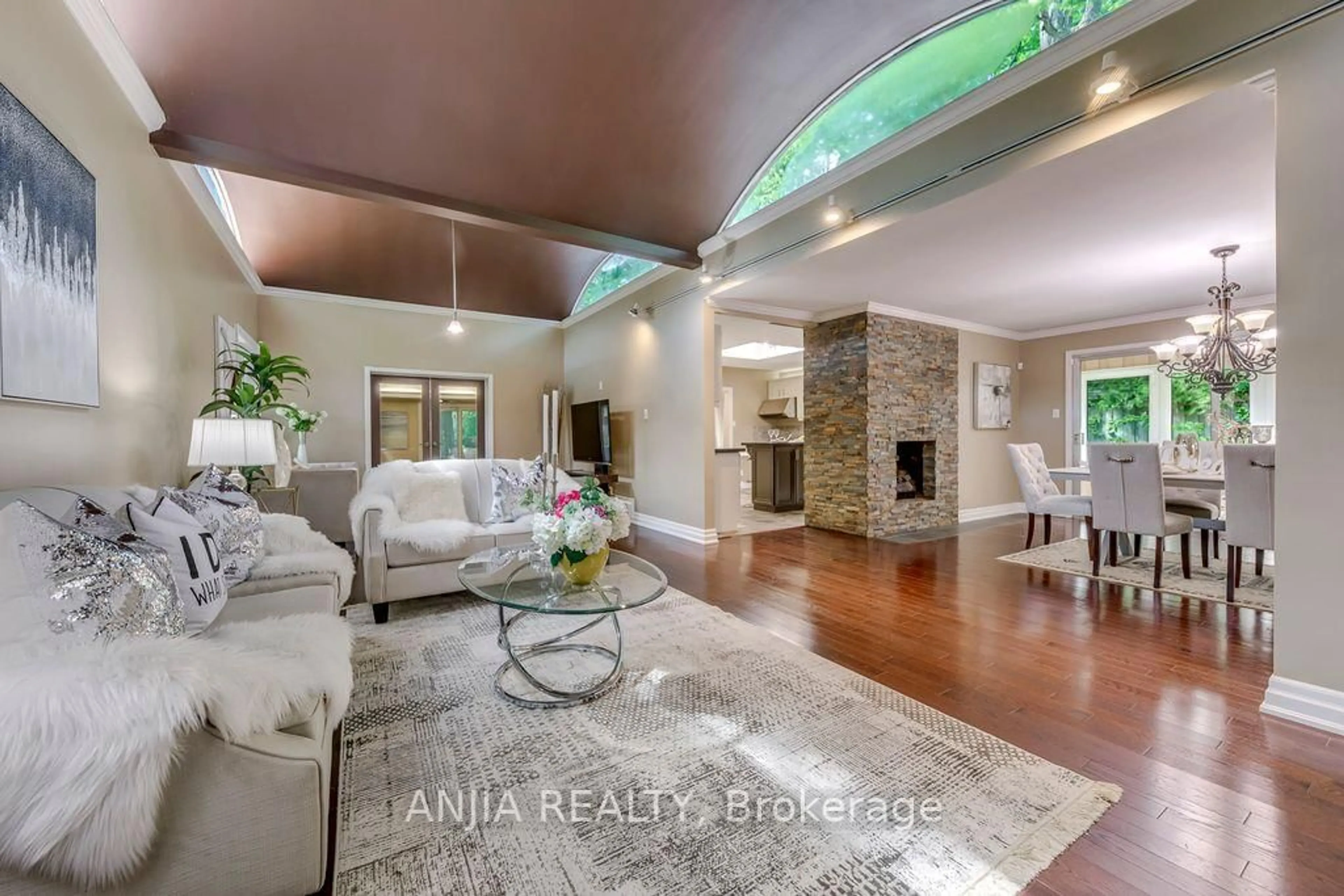 Unknown for 2419 Lionheart Cres, Mississauga Ontario L5K 1S4