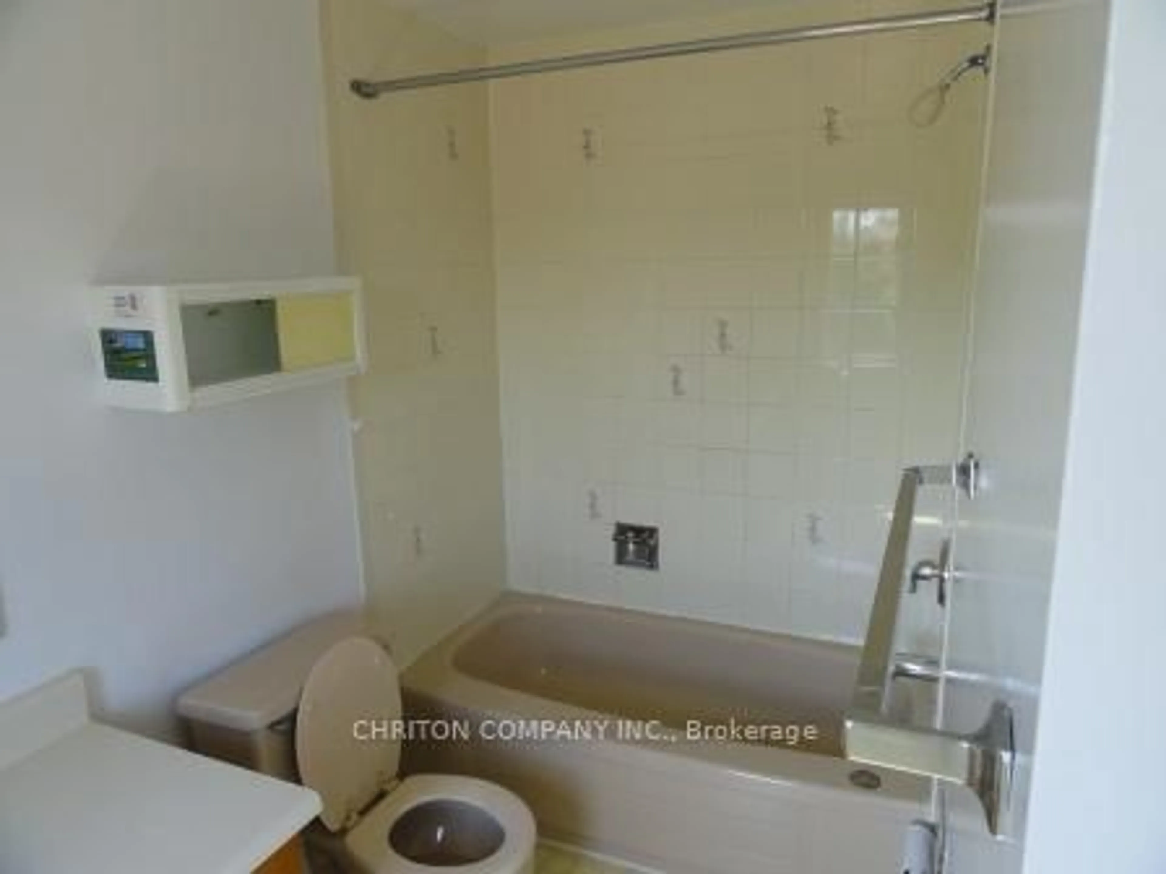 Standard bathroom, ceramic/tile floor for 4523 Donegal Dr, Mississauga Ontario L5M 4H1