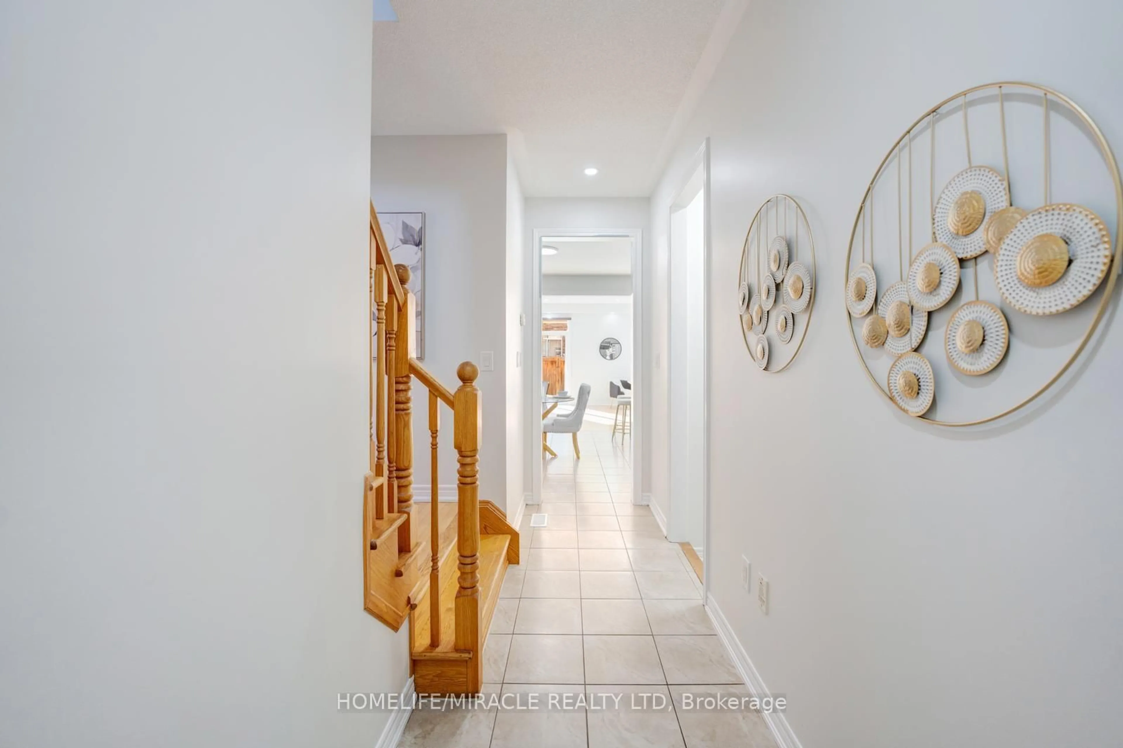 Indoor entryway for 40 Swanton Rd, Brampton Ontario L6X 0Y9