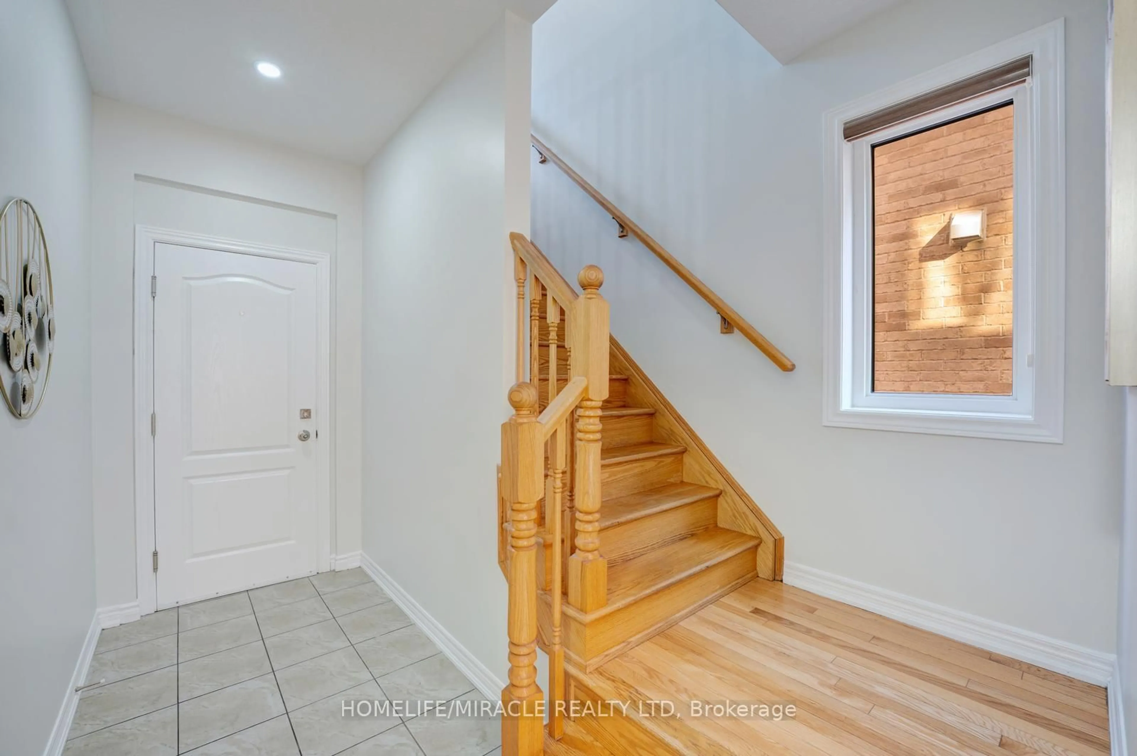 Indoor entryway for 40 Swanton Rd, Brampton Ontario L6X 0Y9
