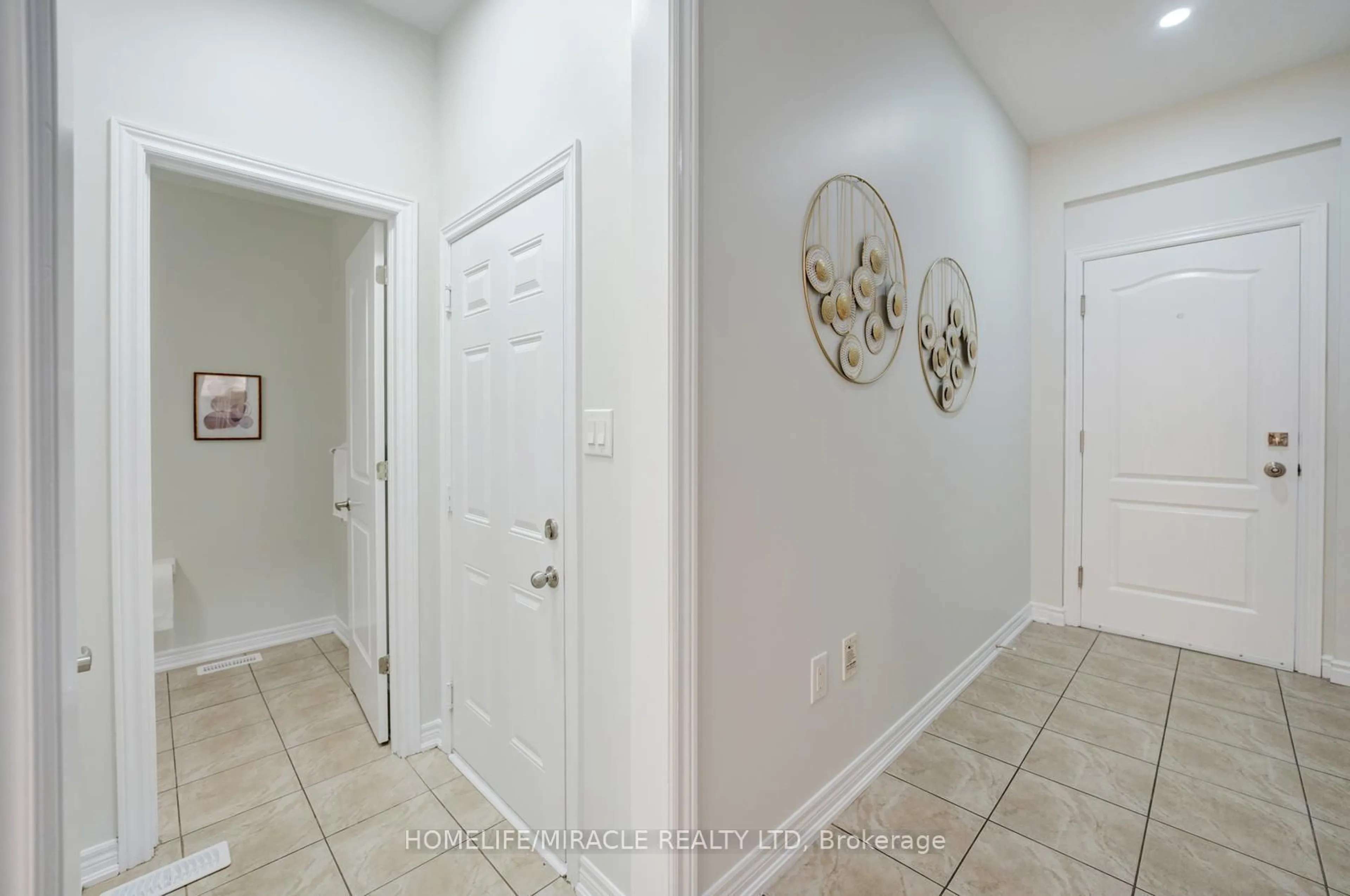 Indoor entryway for 40 Swanton Rd, Brampton Ontario L6X 0Y9