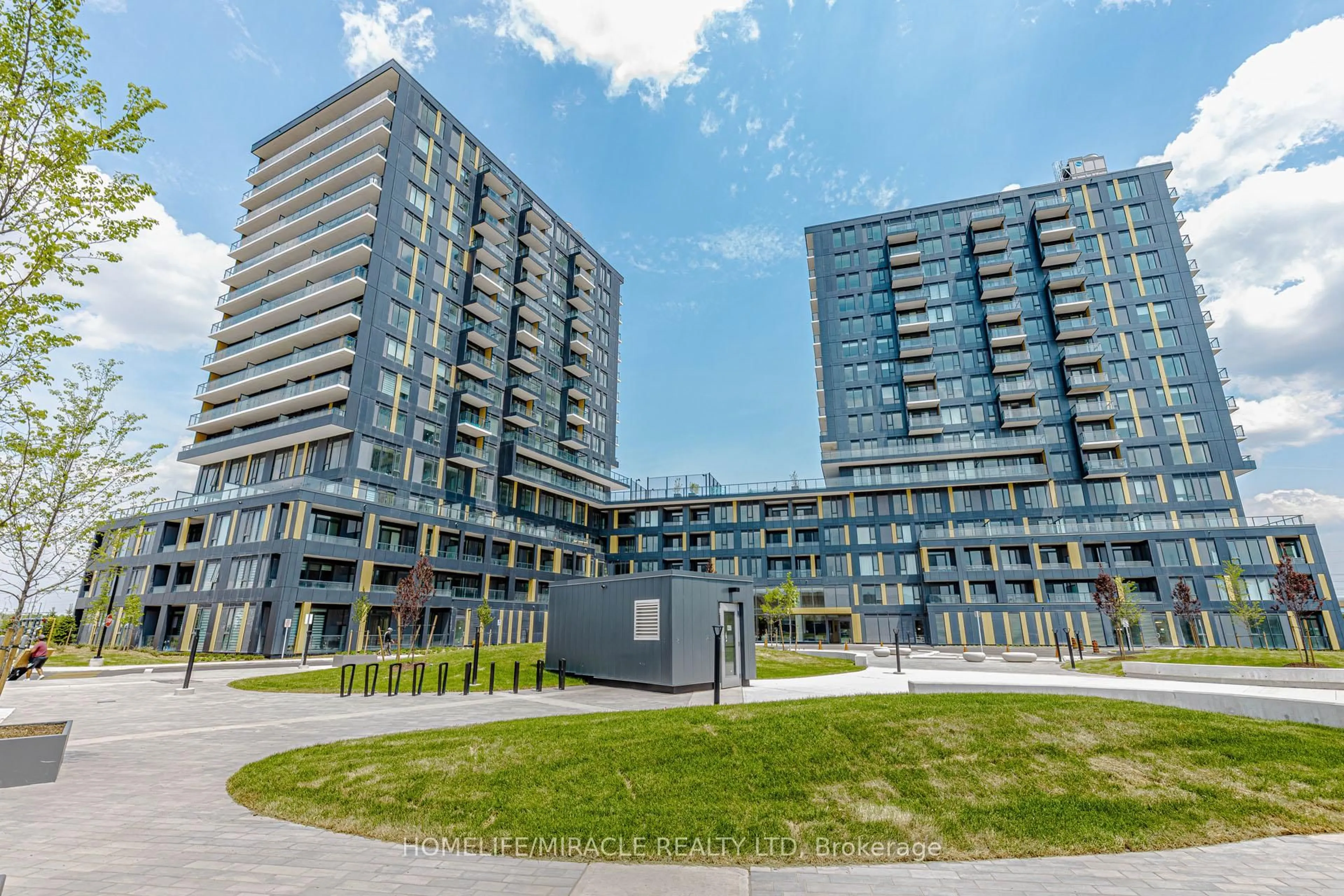 A pic from outside/outdoor area/front of a property/back of a property/a pic from drone, unknown for 4878 Powers Common #515, Burlington Ontario L7M 2B4
