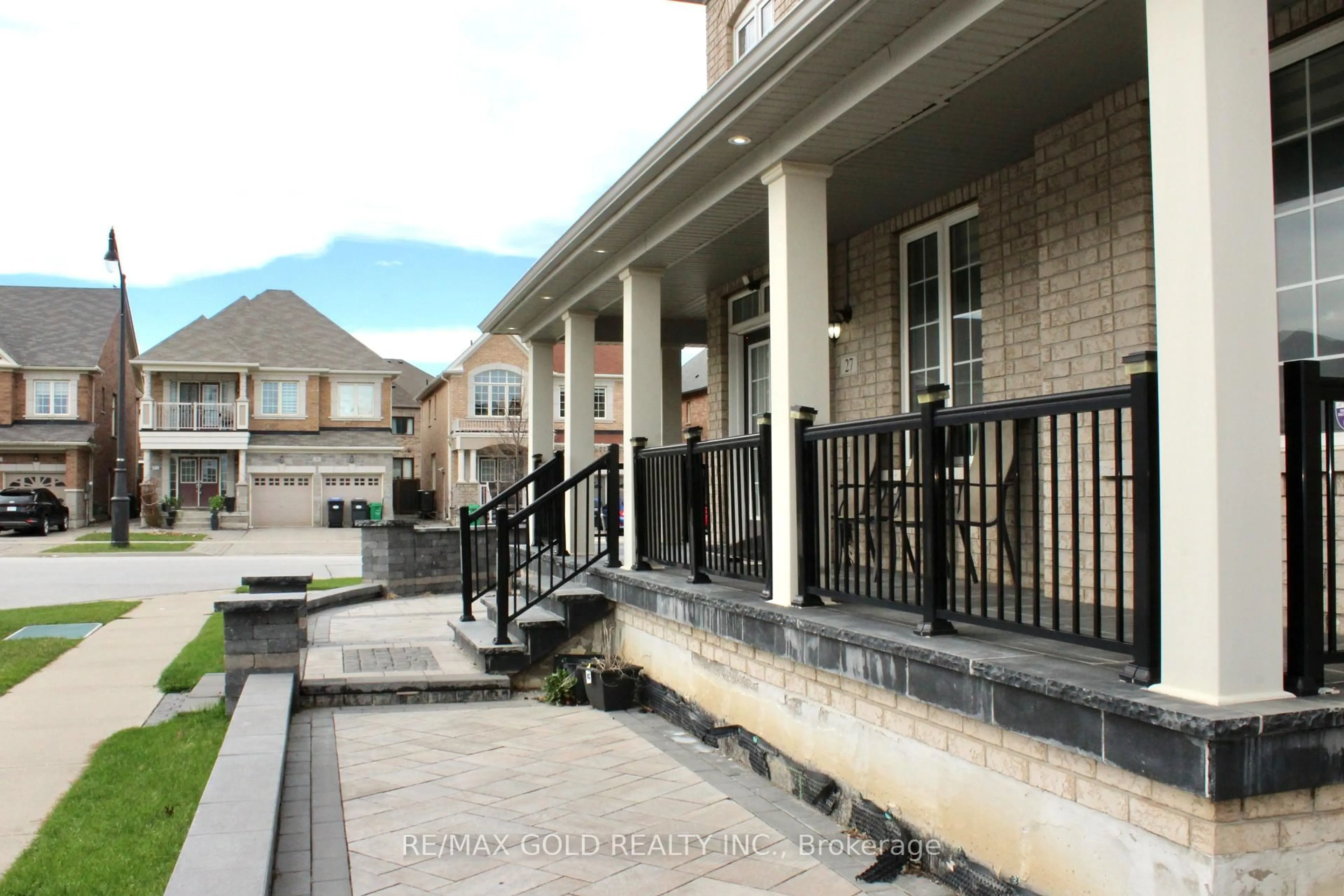 Patio, street for 27 Brentwick Dr, Brampton Ontario L6X 5G1
