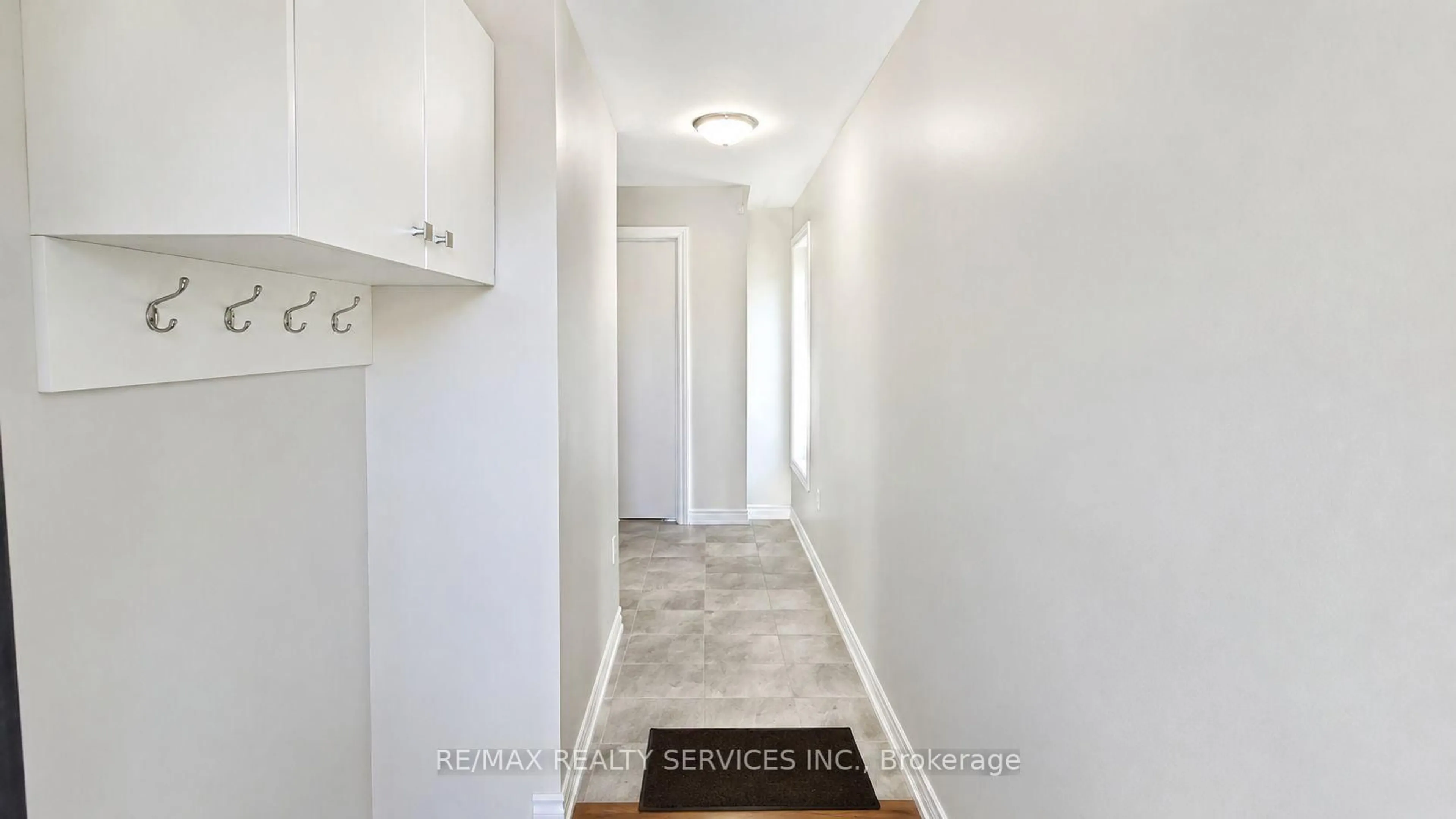 Indoor entryway for 5925 Saigon St, Mississauga Ontario L5V 2V9