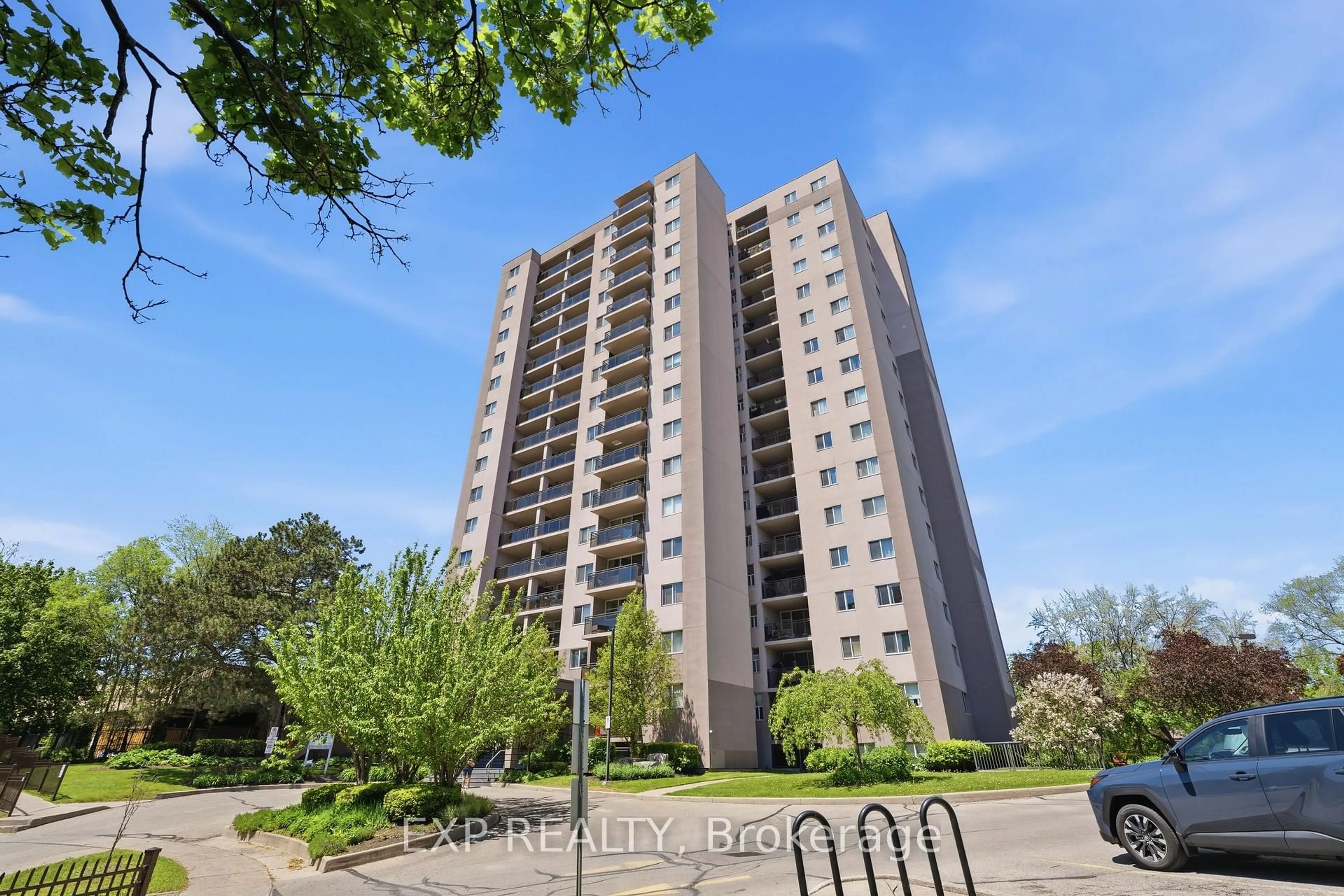 A pic from outside/outdoor area/front of a property/back of a property/a pic from drone, building for 975 Warwick Crt #1005, Burlington Ontario L7T 3Z7