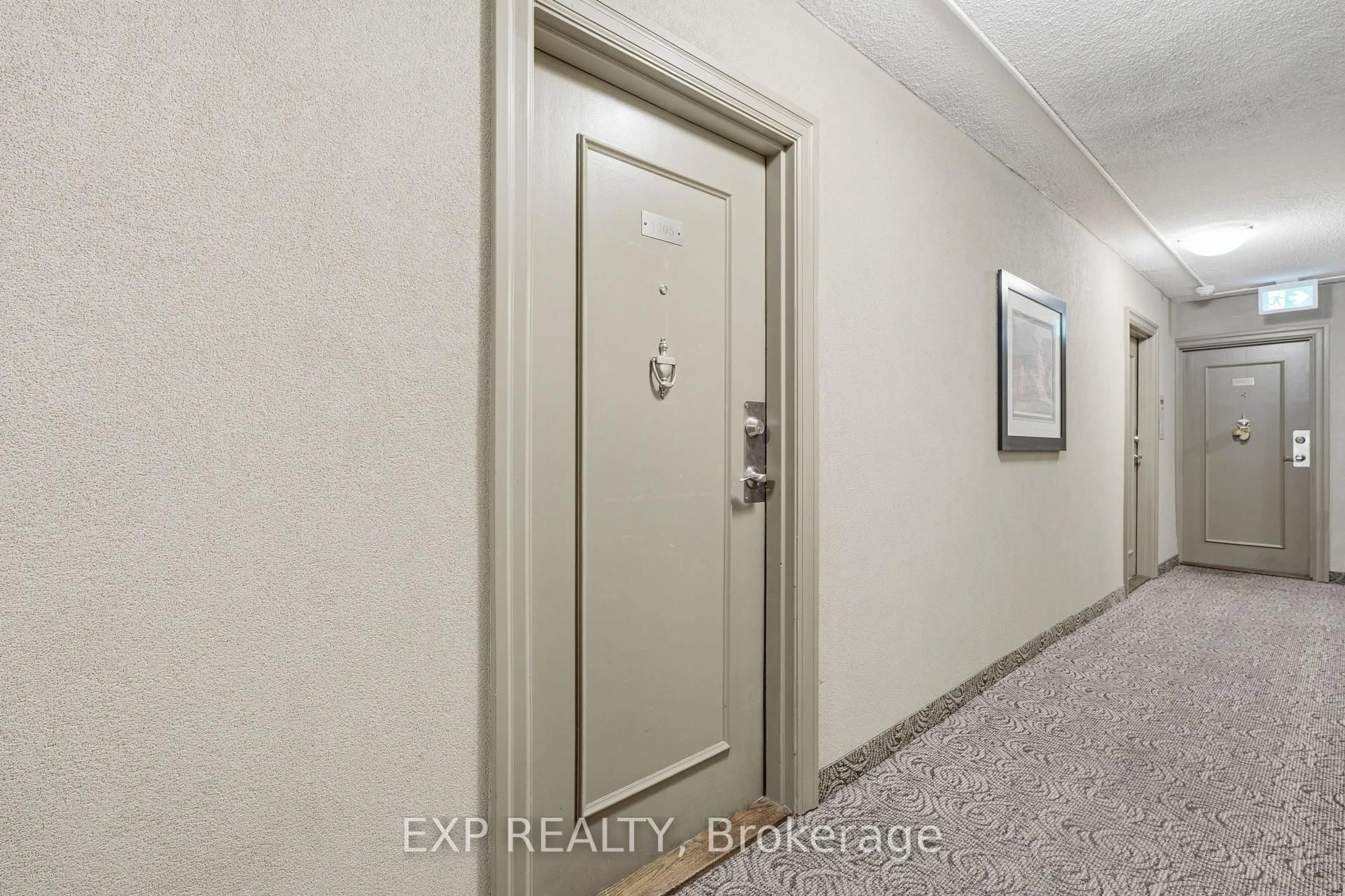 Indoor entryway for 975 Warwick Crt #1005, Burlington Ontario L7T 3Z7