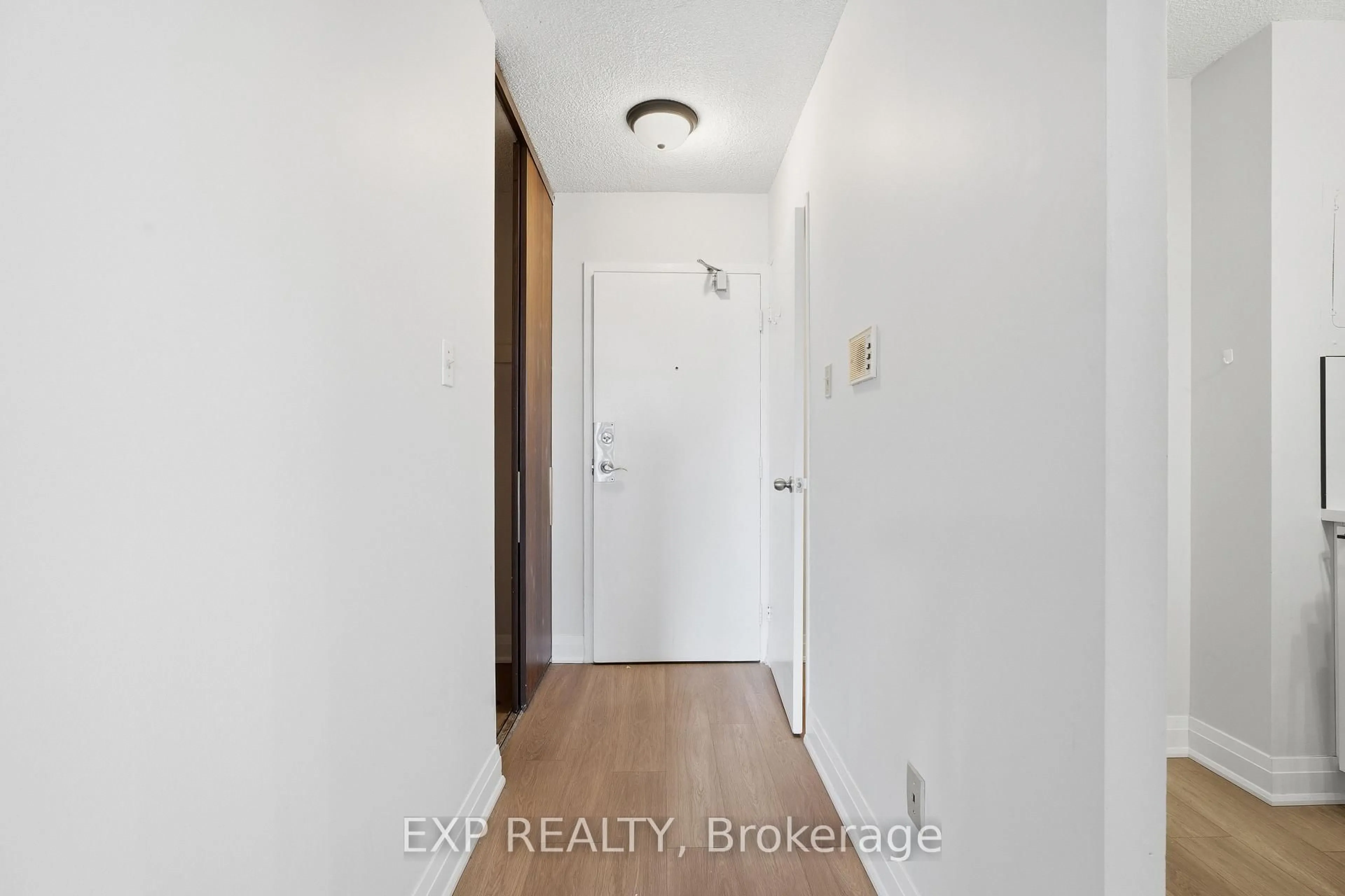 Indoor entryway for 975 Warwick Crt #1005, Burlington Ontario L7T 3Z7