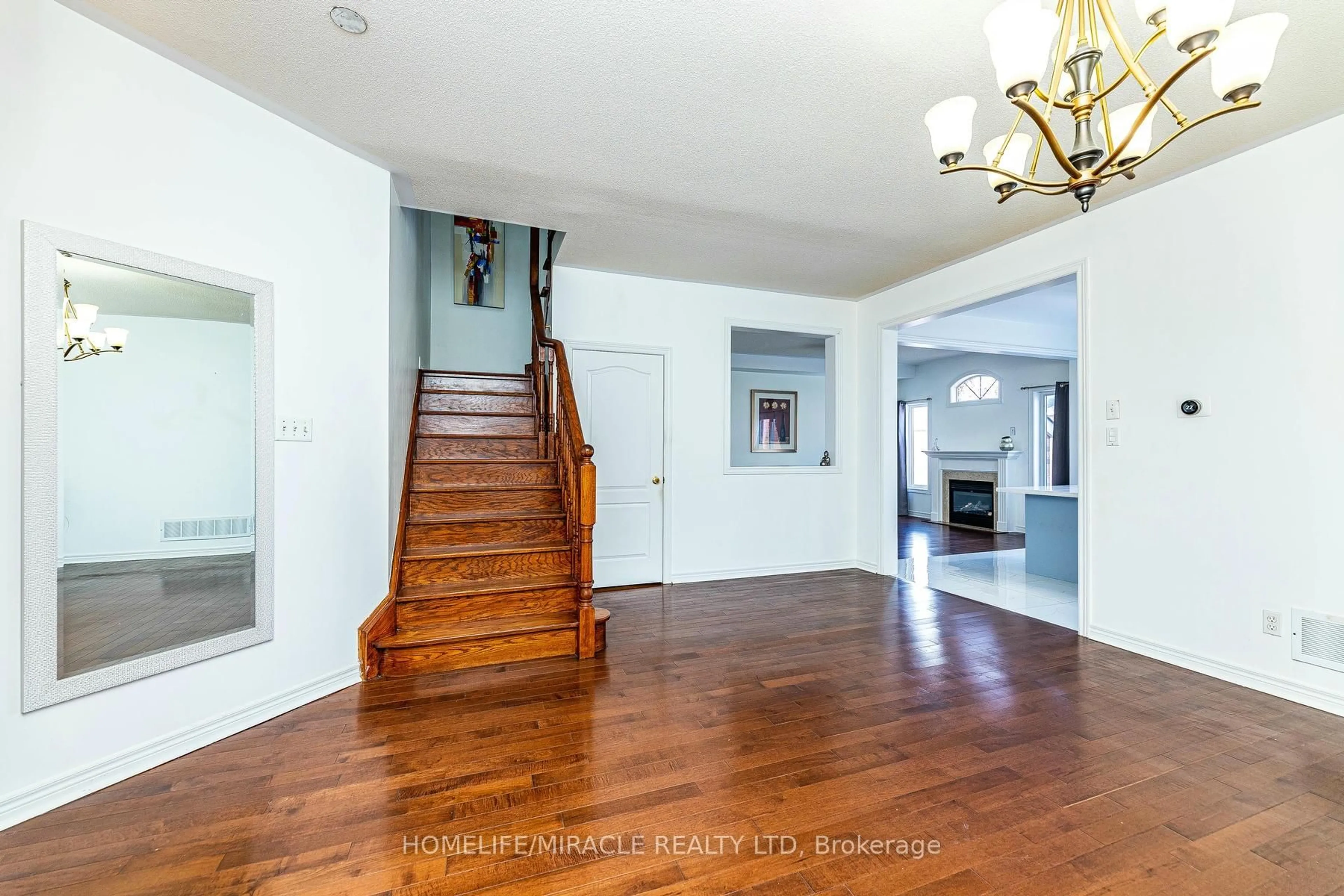 Indoor foyer for 25 Oblate Cres, Brampton Ontario L6Y 0K2