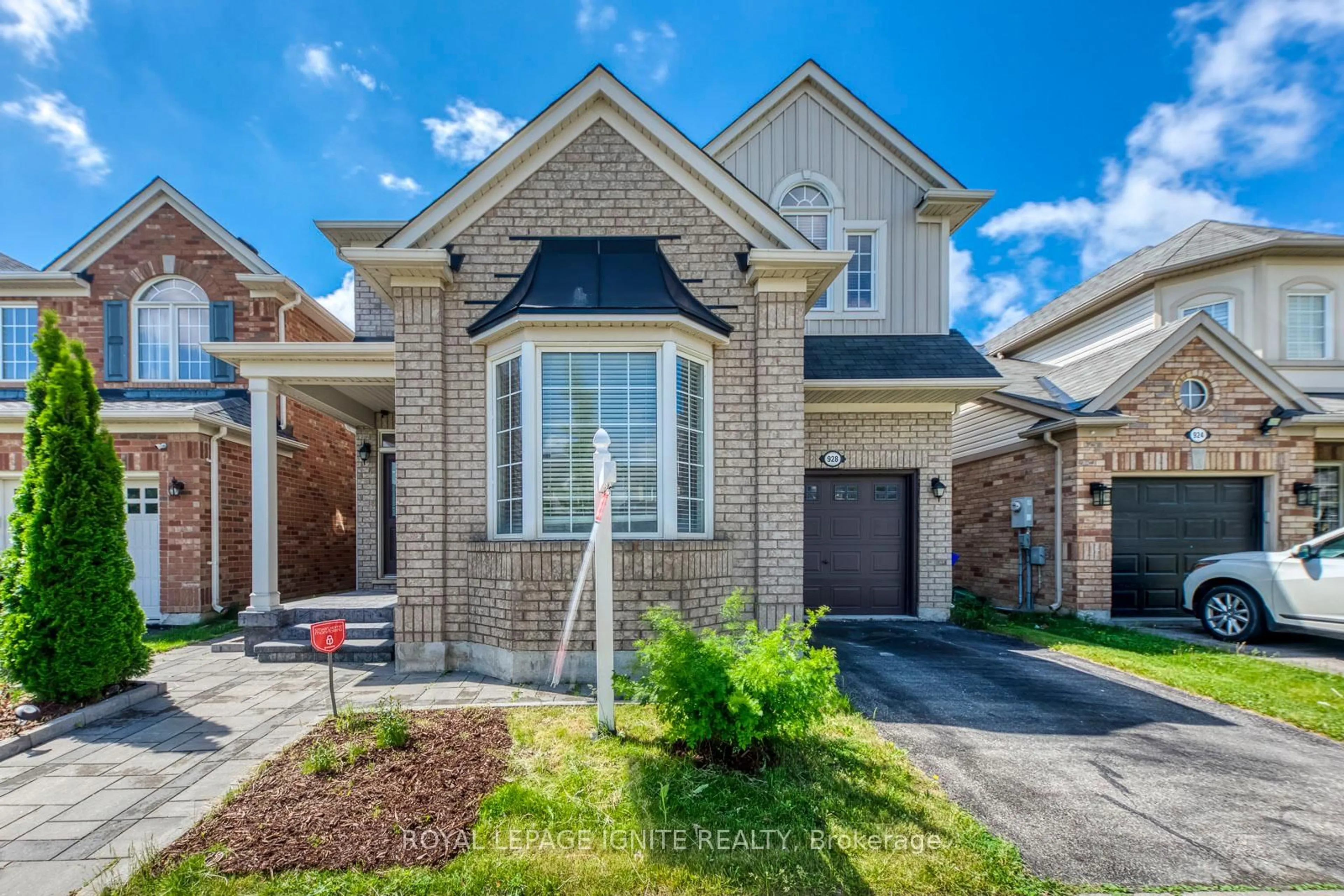 Home with brick exterior material, street for 928 Philbrook Dr, Milton Ontario L9T 0L3