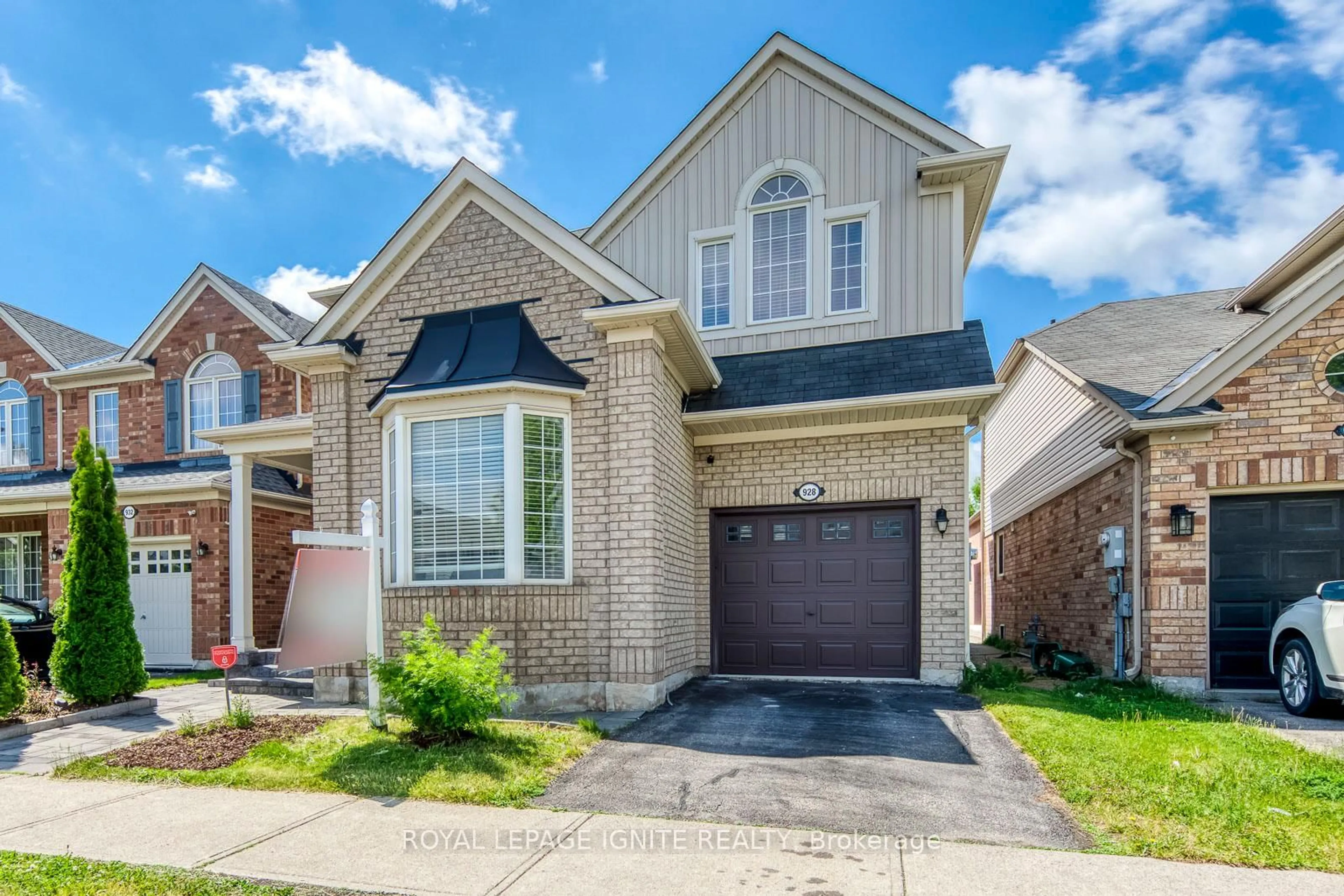 Home with brick exterior material, street for 928 Philbrook Dr, Milton Ontario L9T 0L3