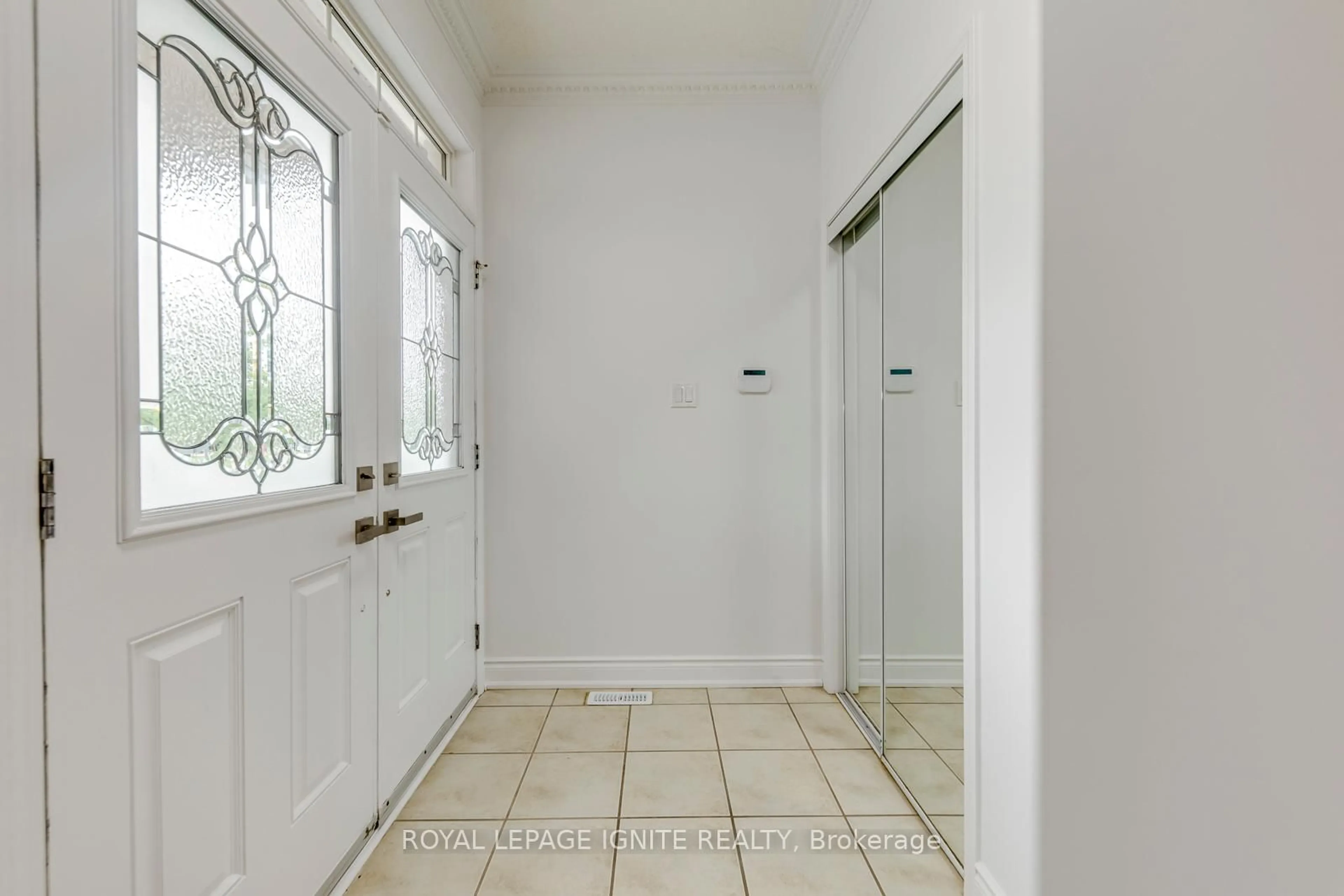 Indoor entryway for 928 Philbrook Dr, Milton Ontario L9T 0L3