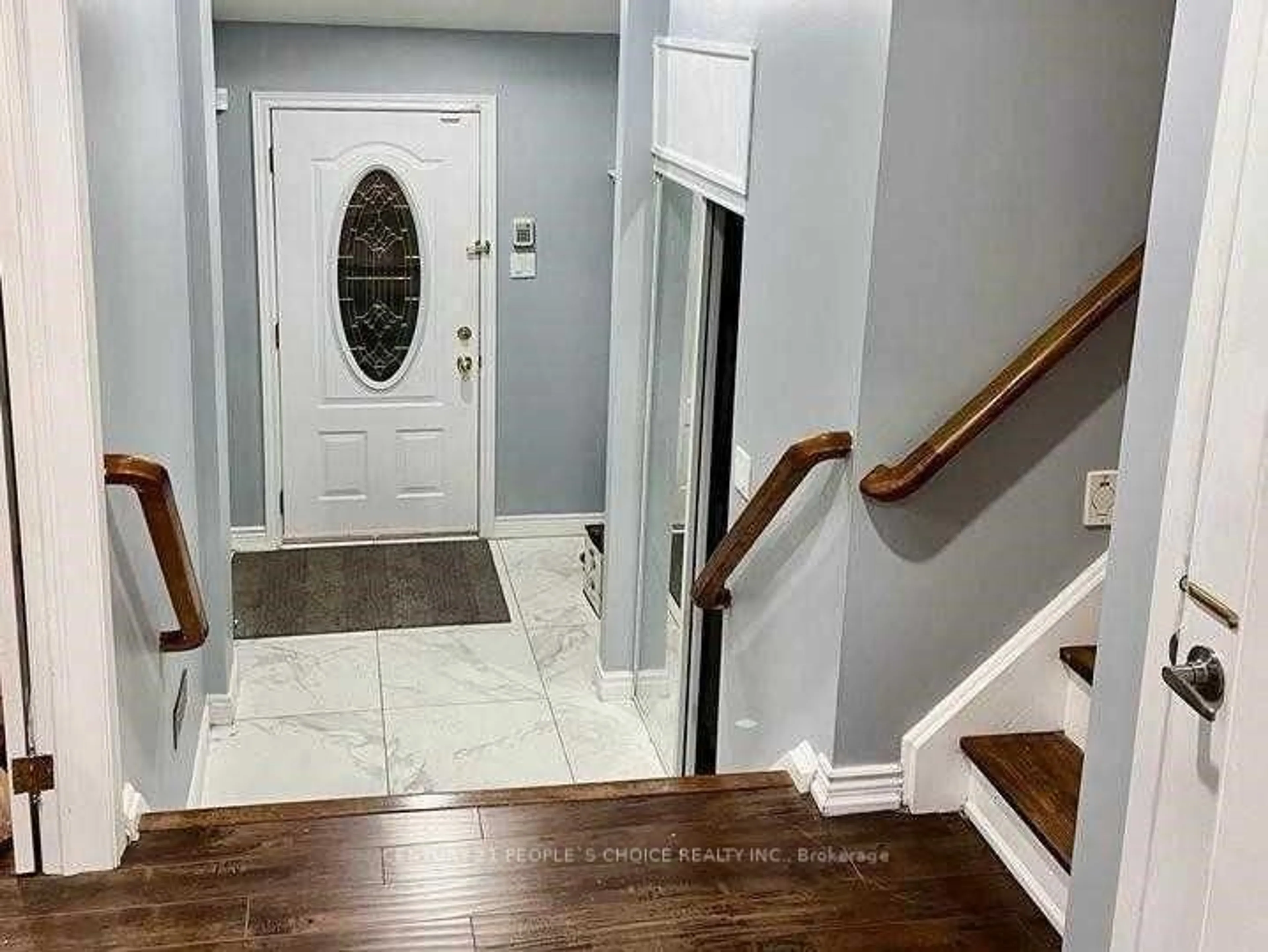 Indoor entryway for 2506 Bridge Rd, Oakville Ontario L6L 2H2