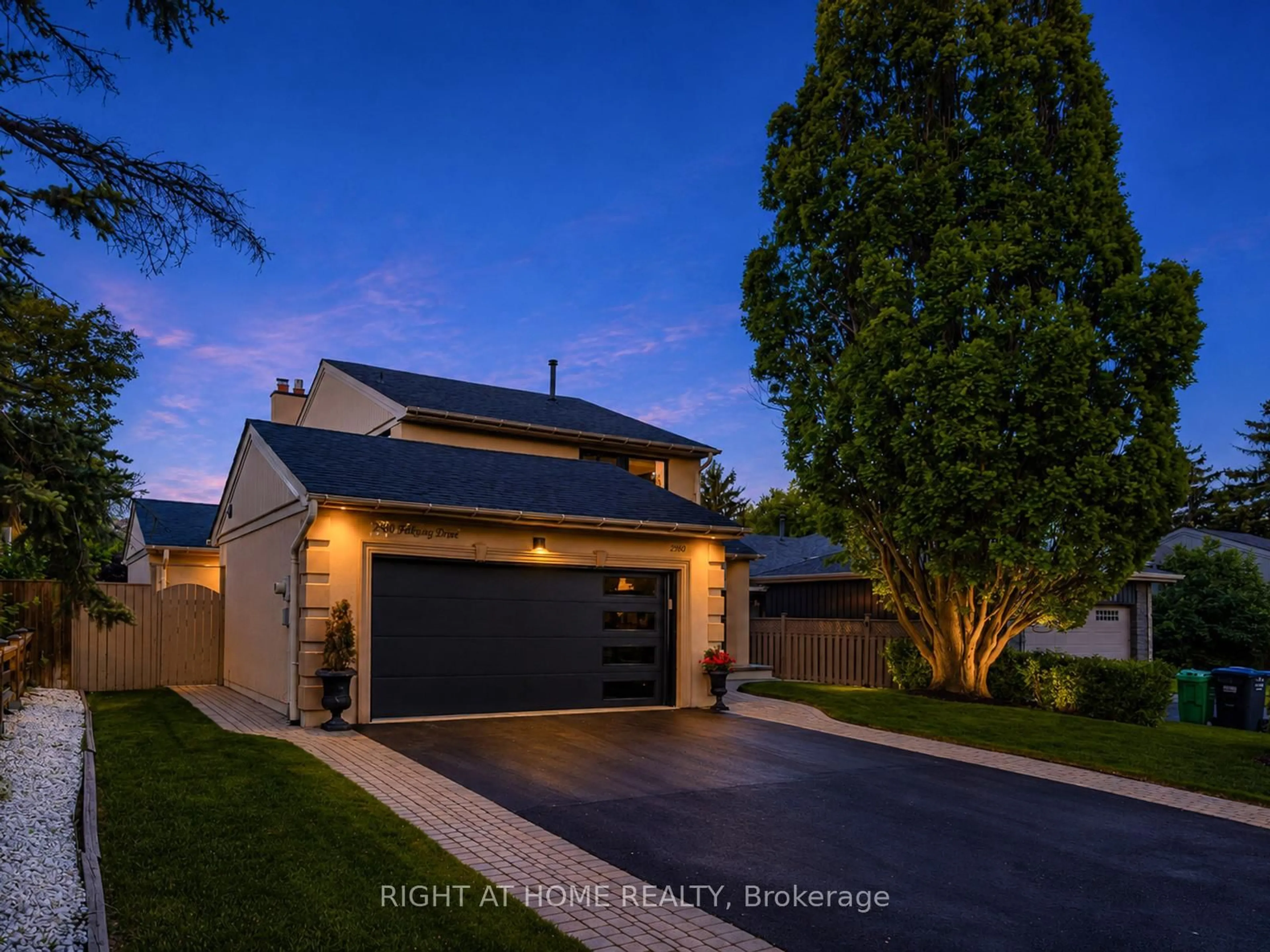 Indoor garage for 2980 Folkway Dr, Mississauga Ontario L5L 1Z6