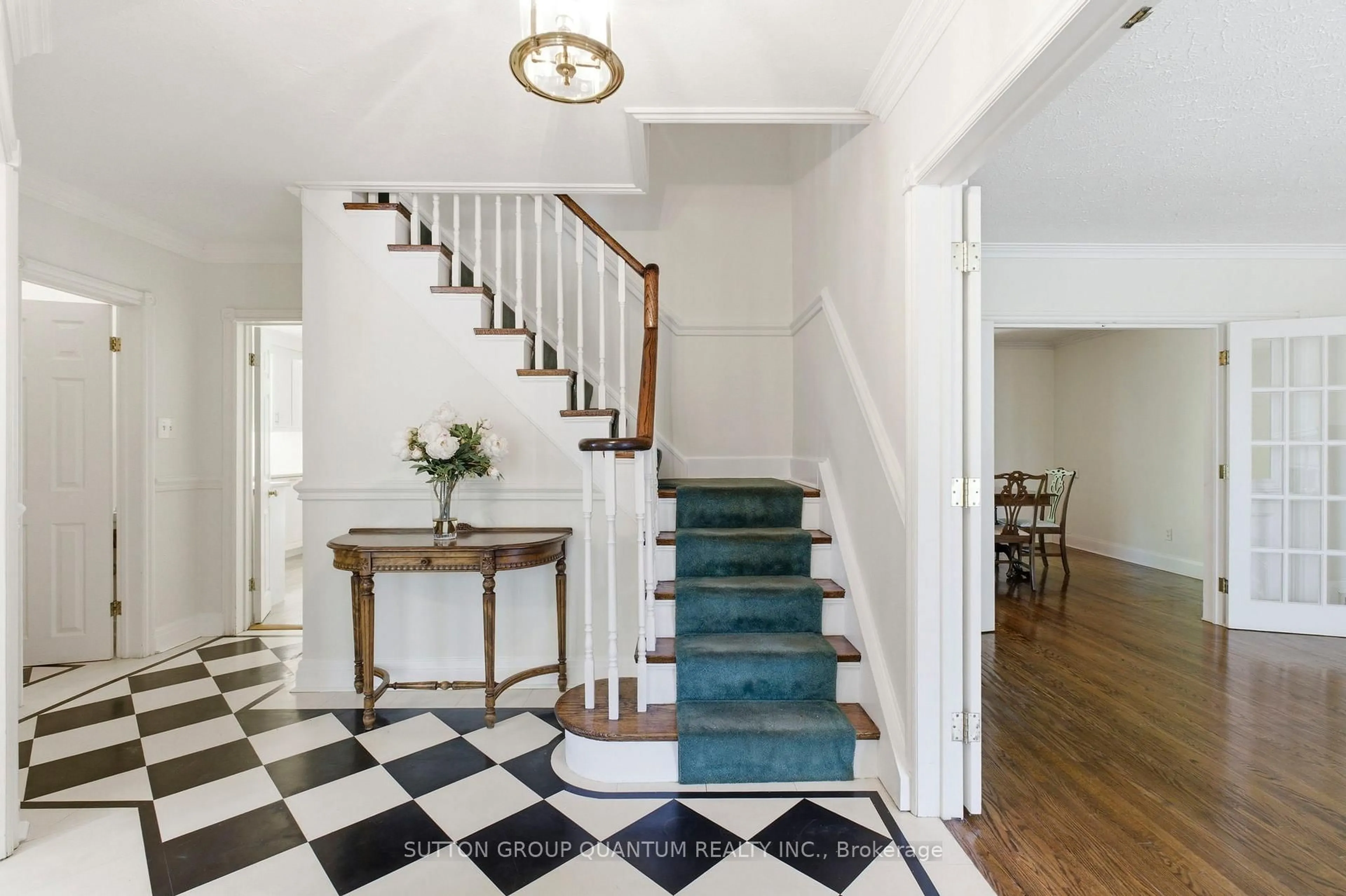 Indoor entryway for 8 Riverside Cres, Toronto Ontario M6S 1B6