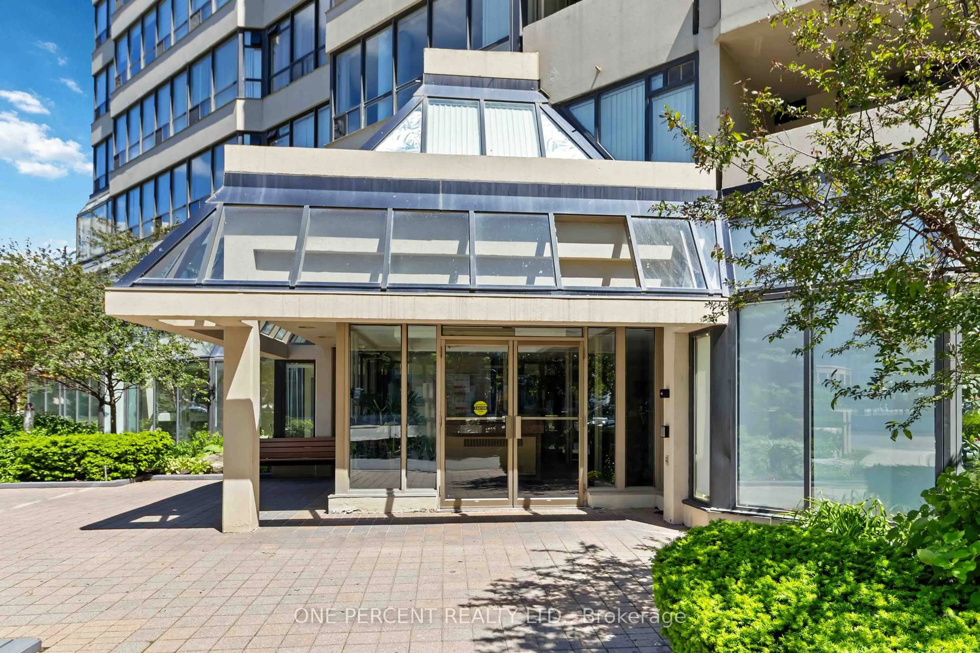 Indoor foyer for 400 Webb Dr #1002, Mississauga Ontario L5B 3Z7