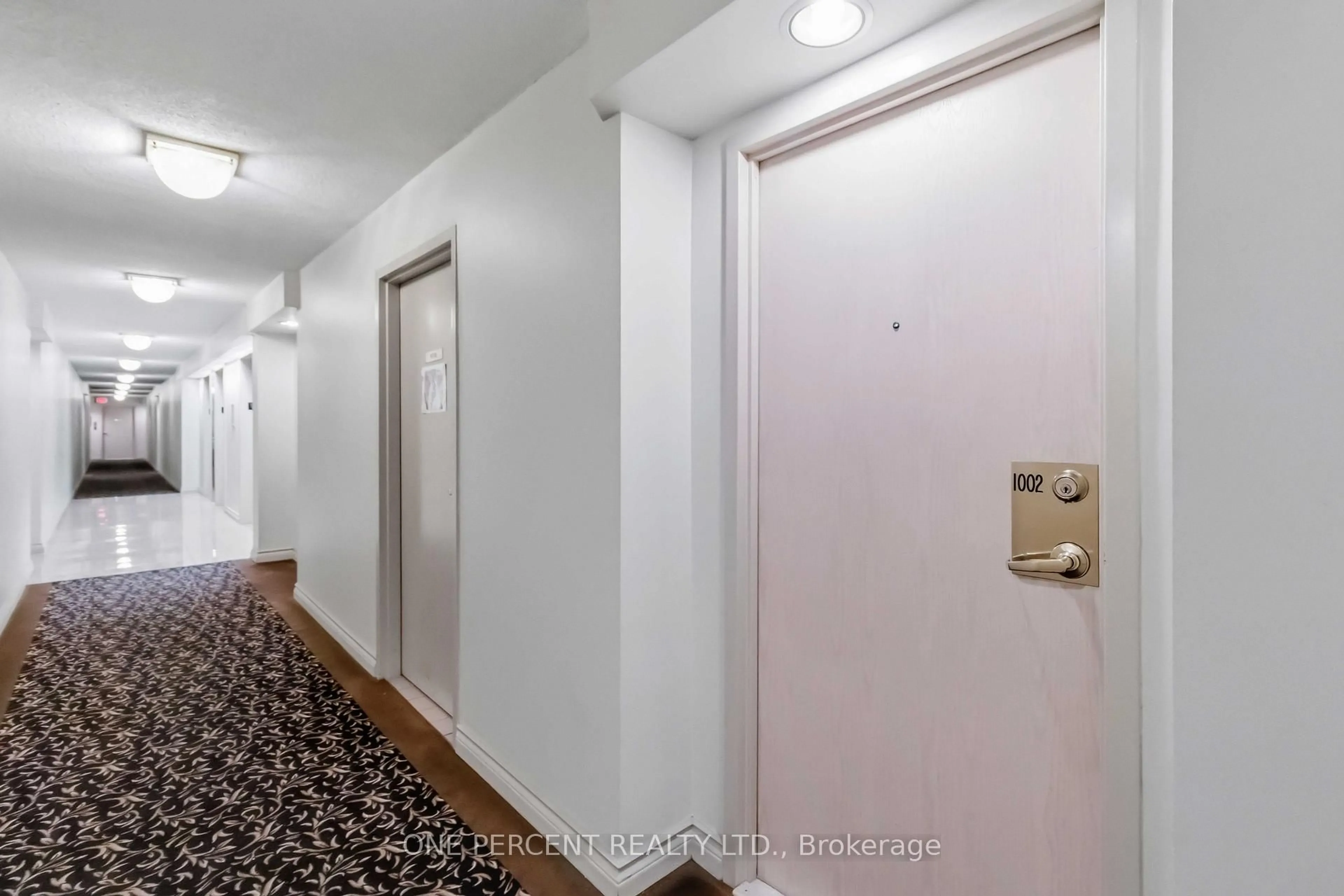 Indoor foyer for 400 Webb Dr #1002, Mississauga Ontario L5B 3Z7
