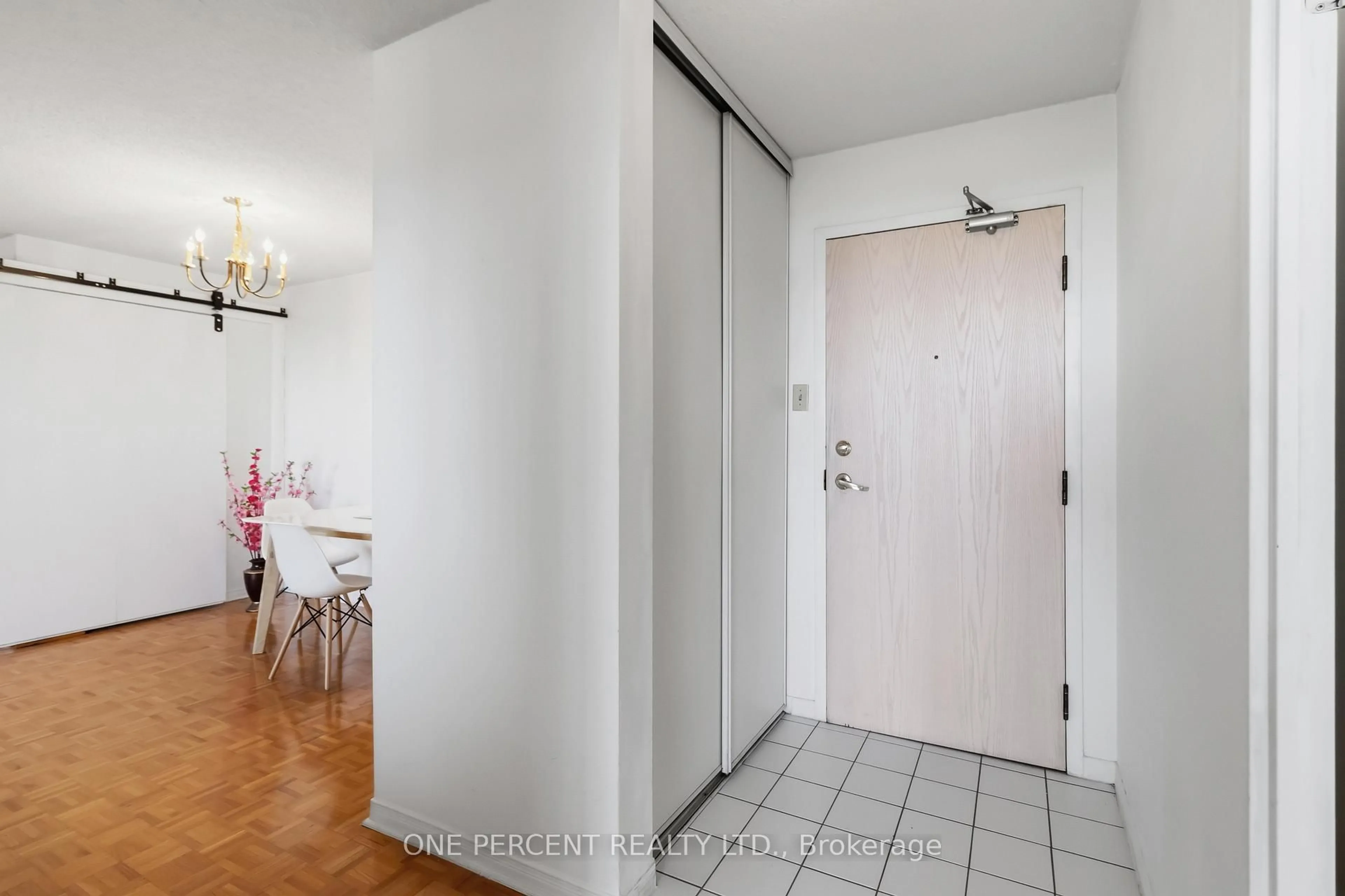 Indoor foyer for 400 Webb Dr #1002, Mississauga Ontario L5B 3Z7