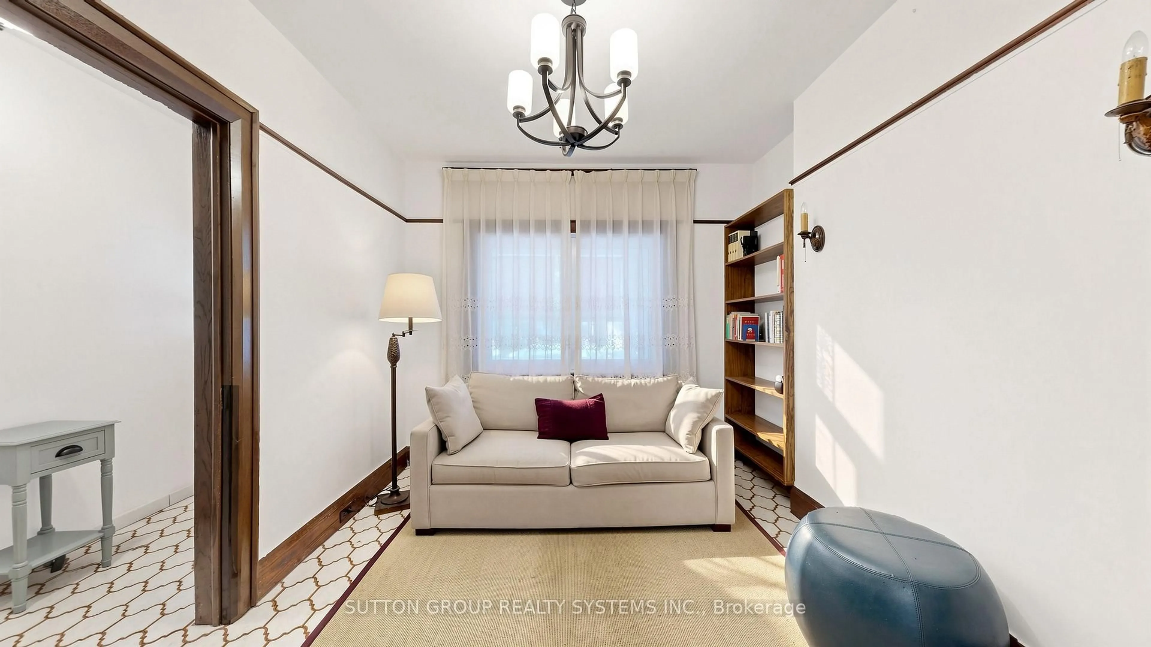 Living room with furniture, unknown for 39 Exeter St, Toronto Ontario M6N 1G3