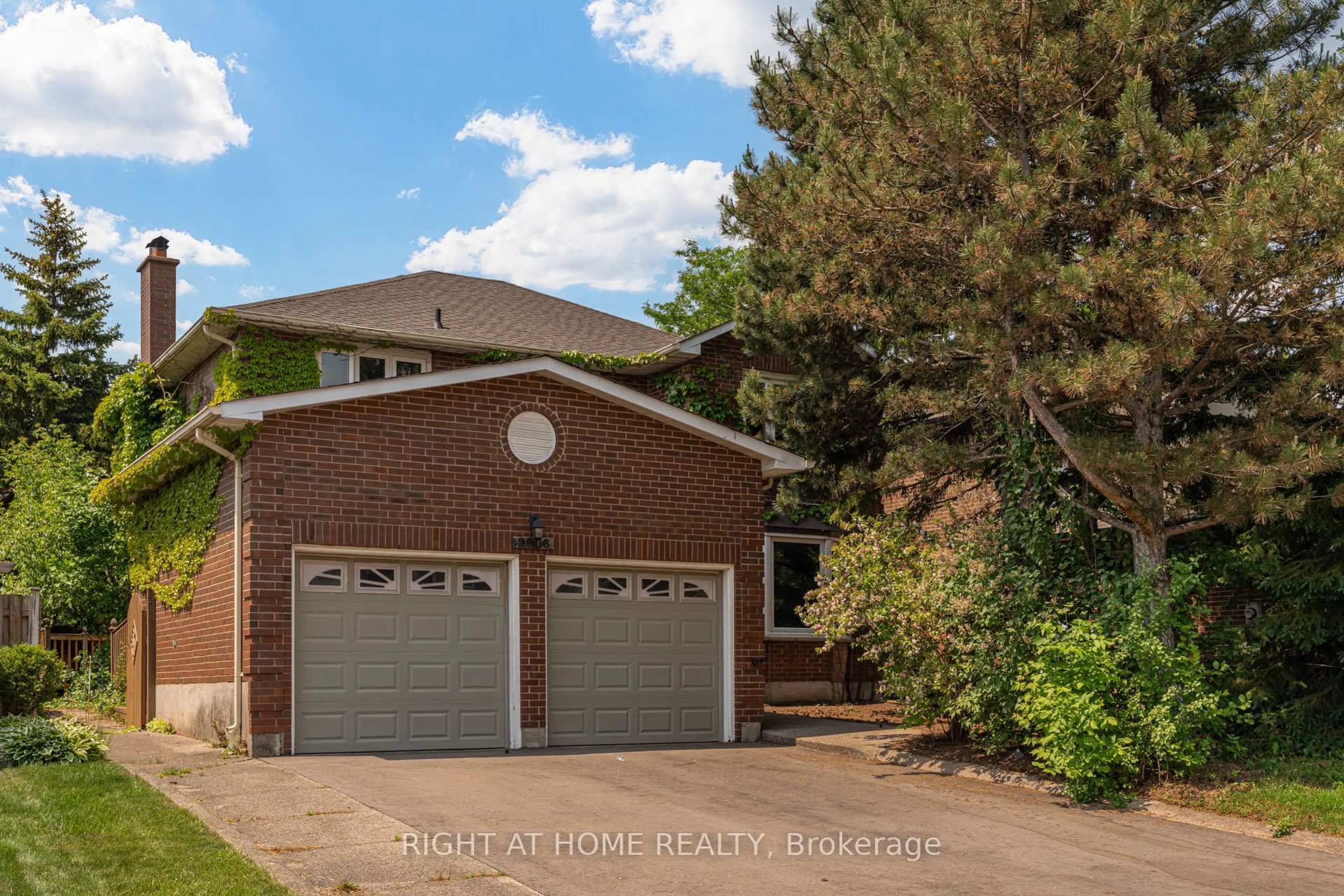 Home with brick exterior material, street for 2056 Madden Blvd, Oakville Ontario L6H 3L6