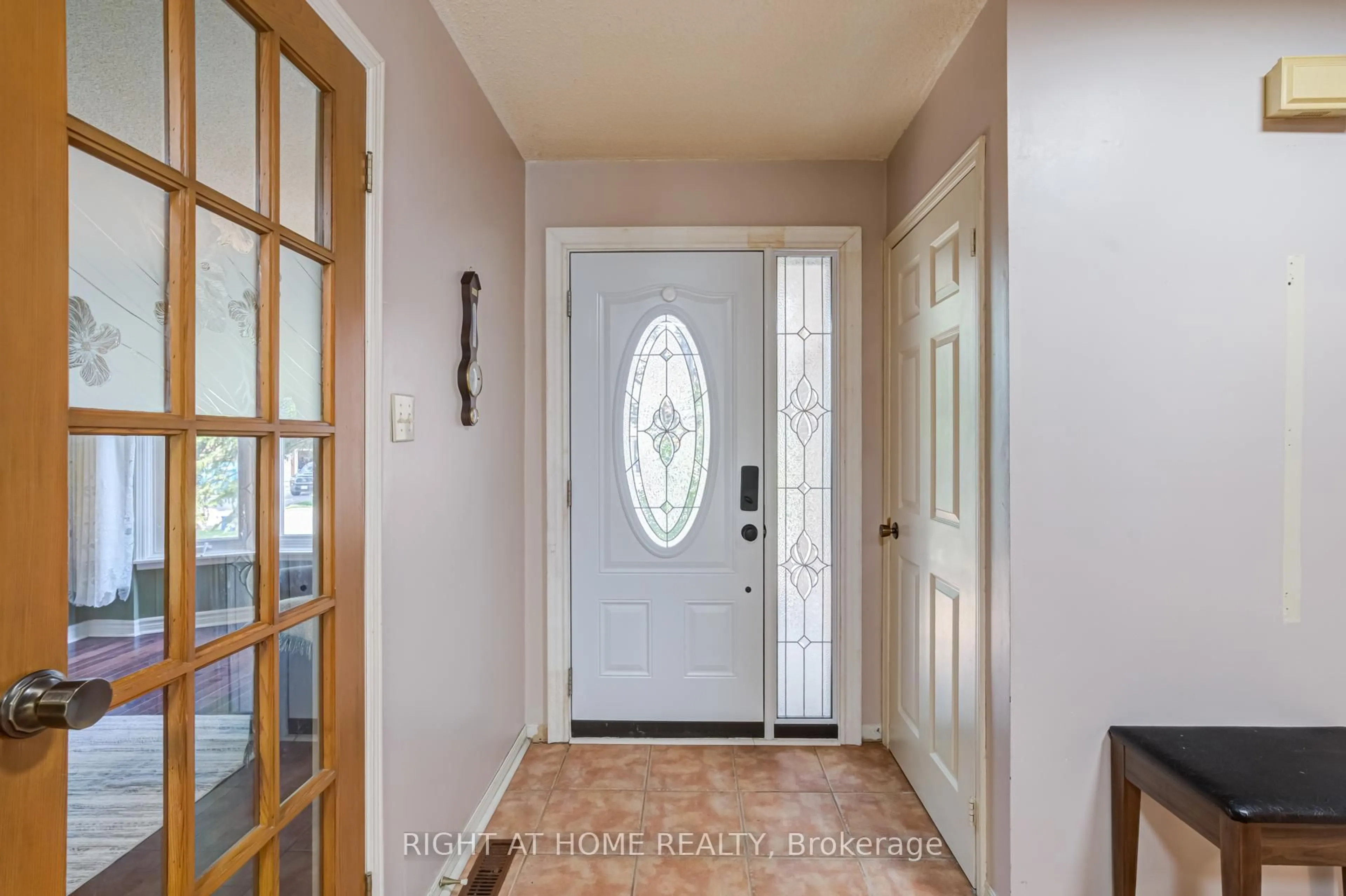Indoor entryway for 2056 Madden Blvd, Oakville Ontario L6H 3L6